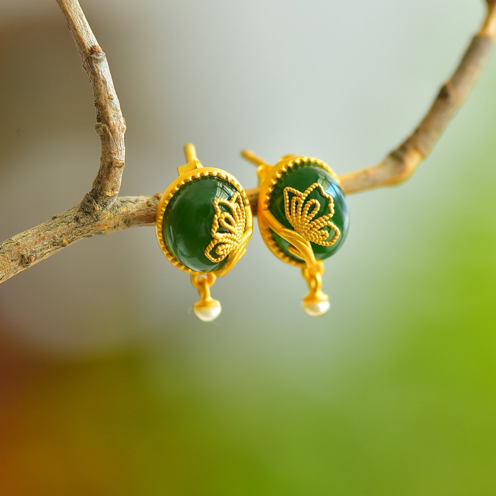 A Pair of Exquisite Sterling Silver-Gold Plated Inlaid Jasper Earrings,Inlaid Pearl: A Pair of Exquisite Sterling Silver-Gold Plated Inlaid Jasper Earrings,Inlaid Pearl 一对纯银镀金镶碧玉耳环,嵌珍珠