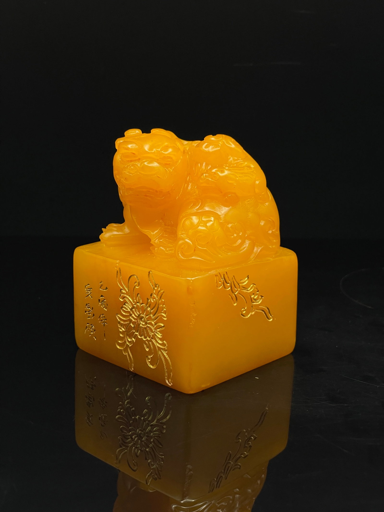 An Exquisite Shoushan Stone Auspicious Beast Pattern Seal: An Exquisite Shoushan Stone Auspicious Beast Pattern Seal,Qing Dynasty,China,With Mark,Size:2.3inx2.2inx3.1in,Weight:521g