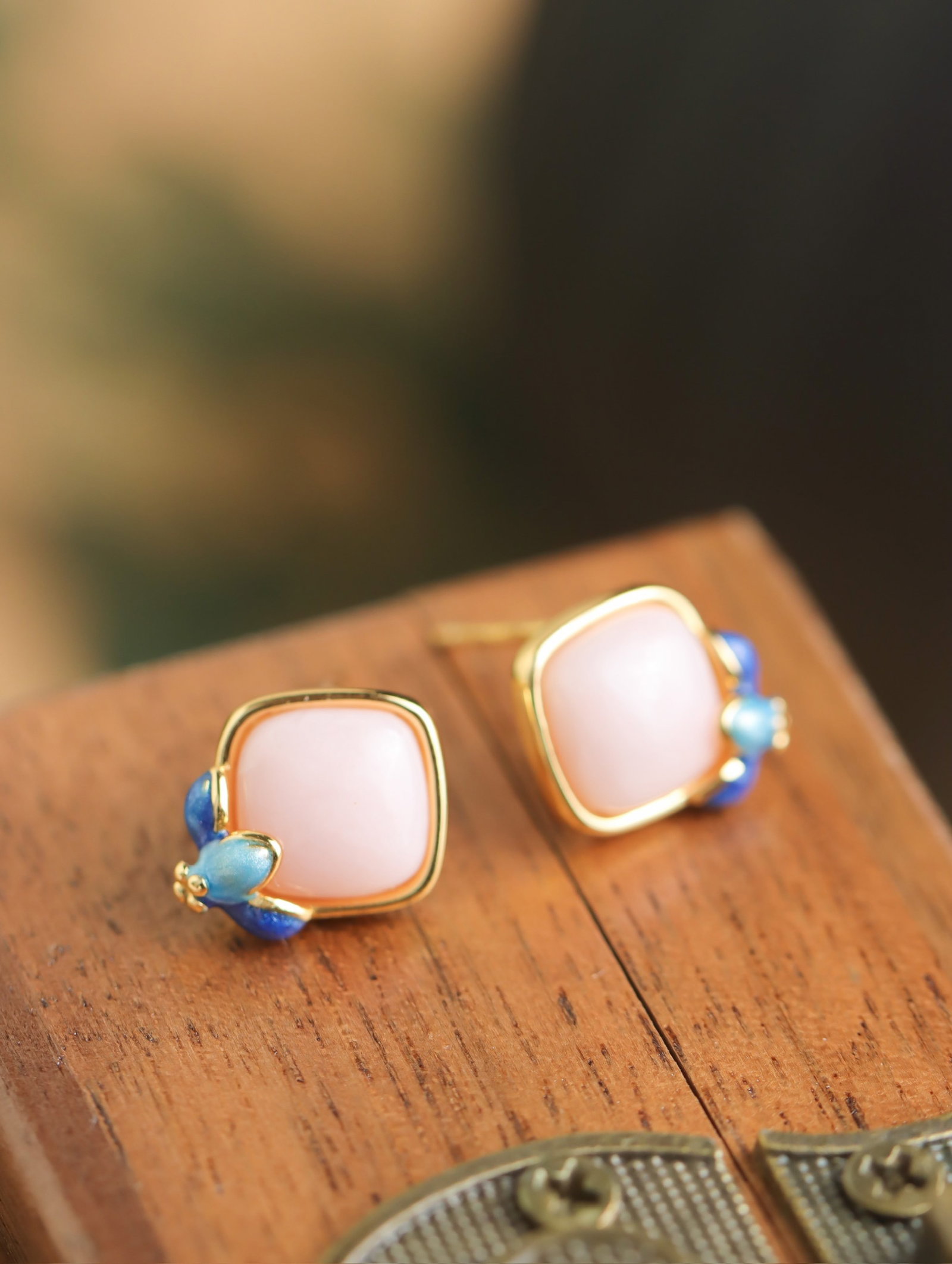 A Pair of Exquisite Sterling Silver-Gold Plated Inlaid Opal Enamel Earrings: A Pair of Exquisite Sterling Silver-Gold Plated Inlaid Opal Enamel Earrings 一对纯银镀金镶蛋白石珐琅耳钉