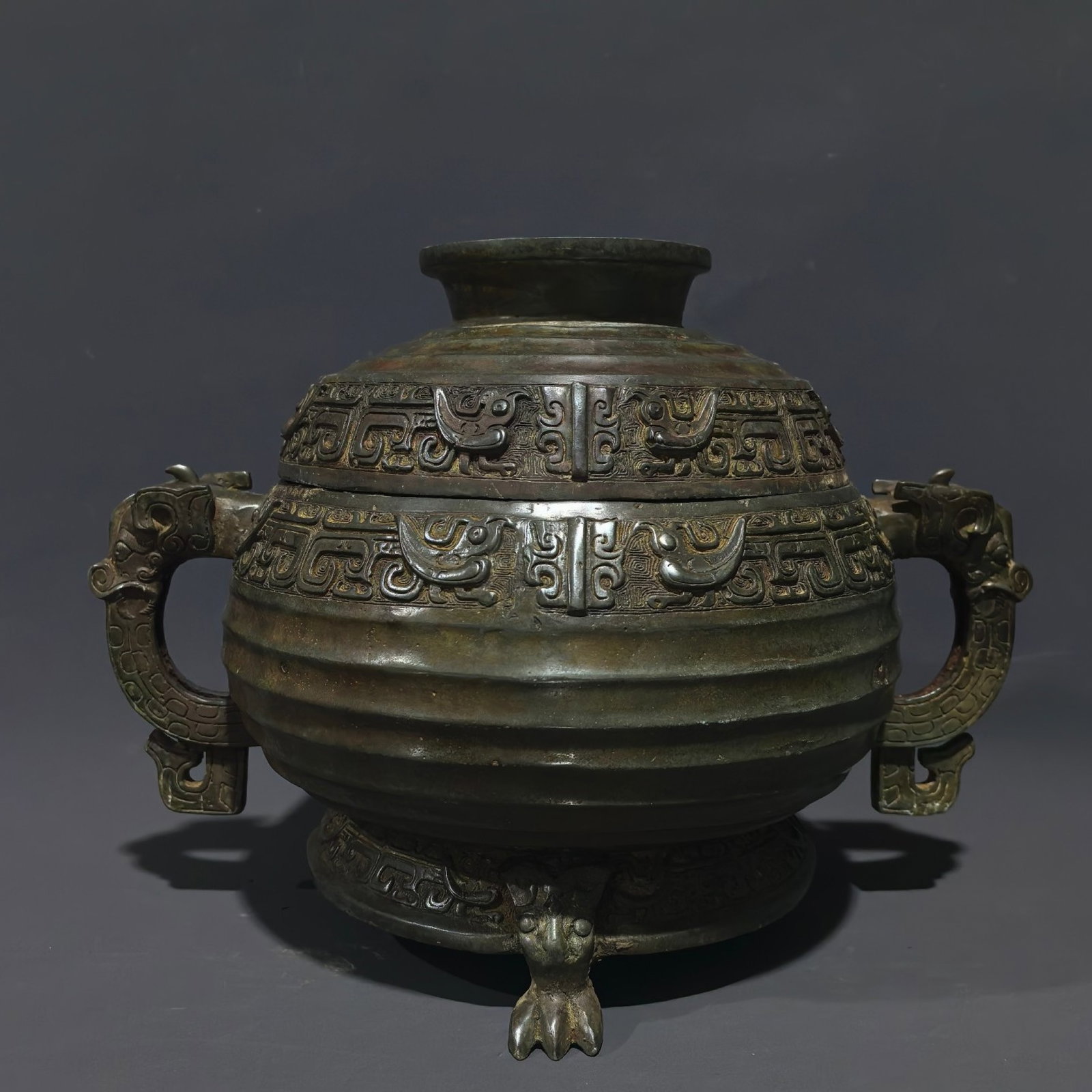 An Archaic Bronze Phoenix and Bird Pattern Beast-Ears Tripod Food Vessel,With Inscription: An Archaic Bronze Phoenix and Bird Pattern Beast-Ears Tripod Food Vessel,With Inscription,Shang and Zhou Dynasty, China,Size:8.5inx12.2inx8.7in,Weight:4.5kg 中国商周时