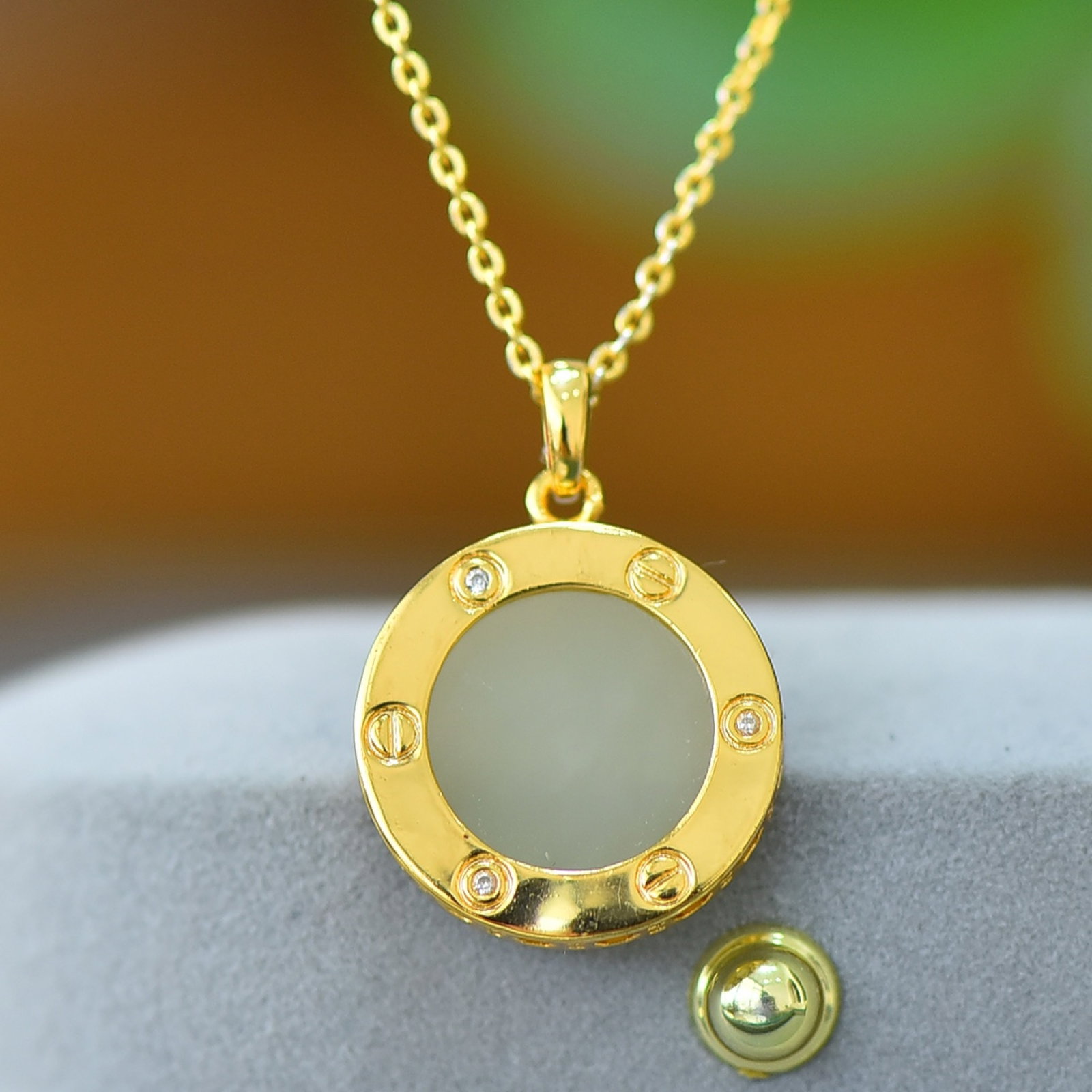 An Exquisite Bronze-Gold Plated Inlaid White Jade Necklace: An Exquisite Bronze-Gold Plated Inlaid White Jade Necklace,Size:0.6inx0.6in 铜镀金镶白玉项链