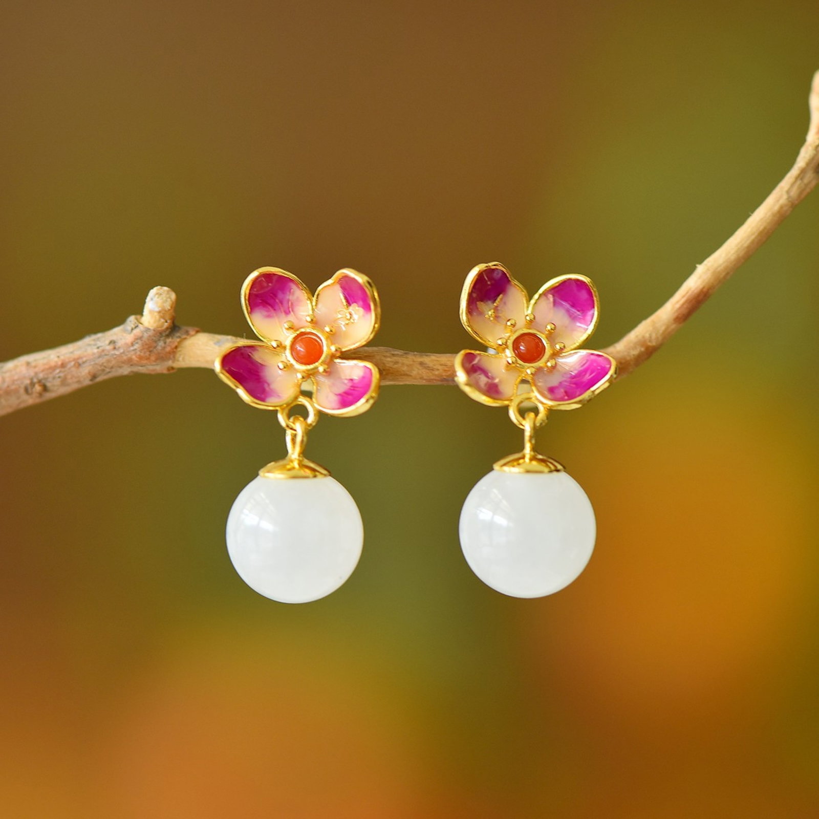 A Pair of Exquisite Sterling Silver-Gold Plated Inlaid White Jade Earrings: A Pair of Exquisite Sterling Silver-Gold Plated Inlaid White Jade Earrings,Size:0.4inx0.4in 一对纯银镀金镶白玉耳环