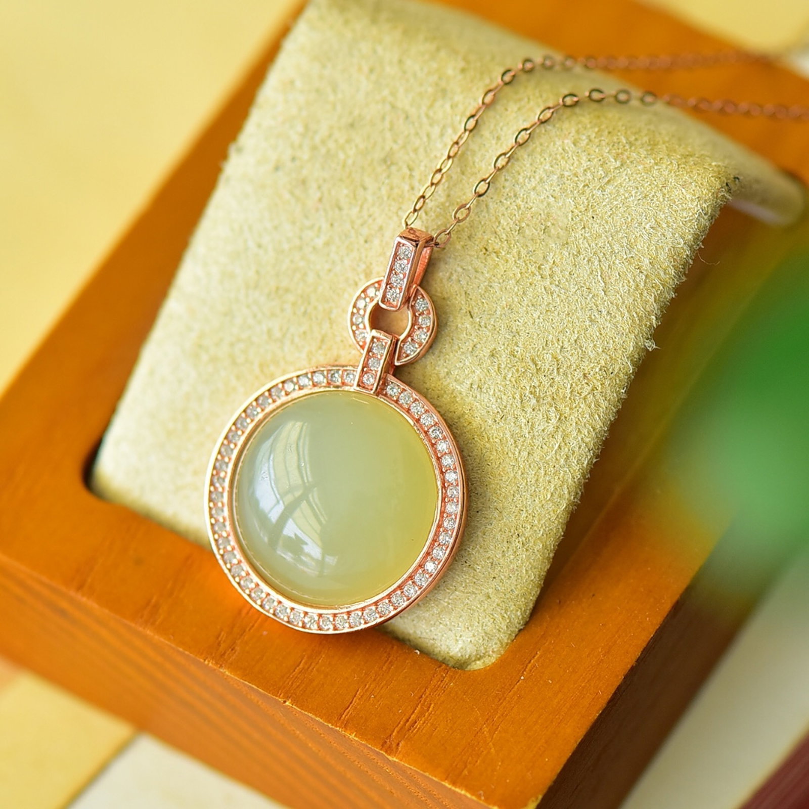 An Exquisite Sterling Silver-Gold Plated Inlaid Green Jade Necklace,Inlaid Diamond: An Exquisite Sterling Silver-Gold Plated Inlaid Green Jade Necklace,Inlaid Diamond,Size:0.8inx1.2in 纯银镀金镶青玉项链,嵌钻石