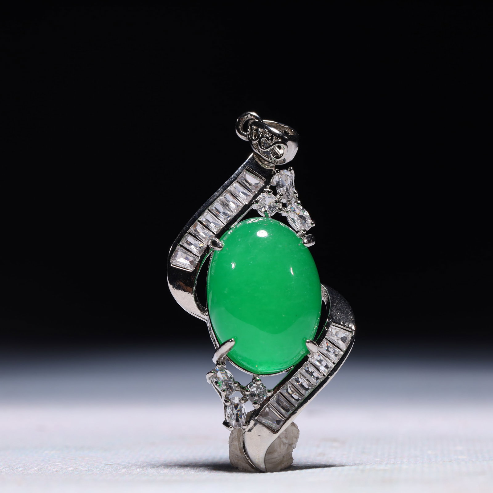 An Exquisite Pendant,Inlaid Gems: An Exquisite Pendant,Inlaid Gems,Size:0.8inx0.6inx6,Weight:16.9g 一个精美的吊坠,镶宝石