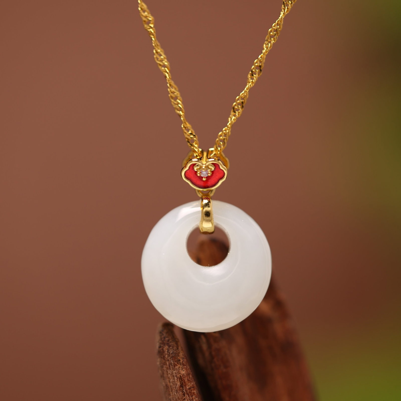 An Exquisite Sterling Silver-Gold Plated Inlaid White Jade Necklace,Inlaid Diamond: An Exquisite Sterling Silver-Gold Plated Inlaid White Jade Necklace,Inlaid Diamond,Size:0.6inx0.6in 纯银镀金镶白玉项链,嵌钻石
