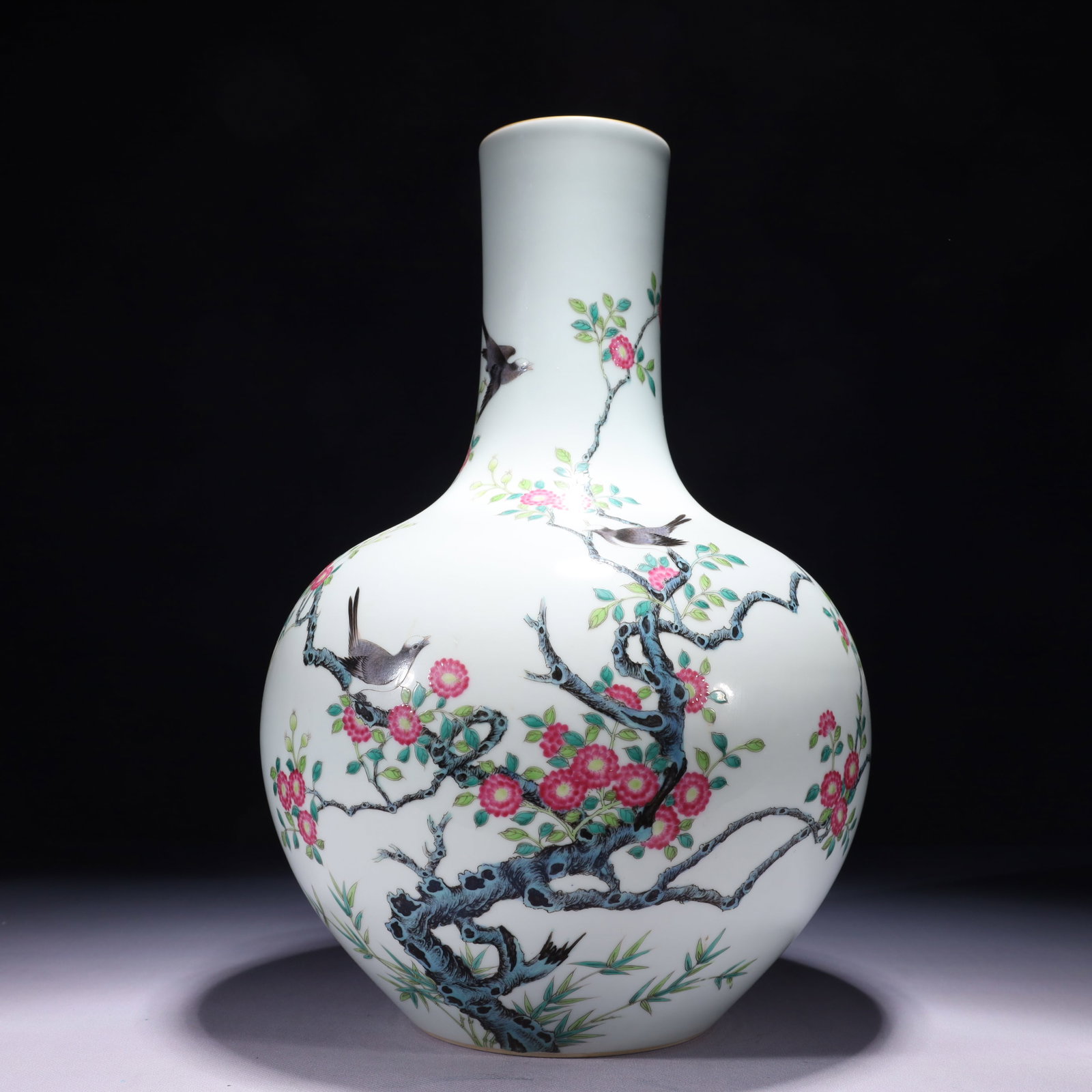 An Exquisite Famille-Rose Painted Gold Flower and Bird Pattern Vase: An Exquisite Famille-Rose Painted Gold Flower and Bird Pattern Vase,Qing Dynasty,China,Qianlong Six-character Mark,Size:9.1inx15.7in,Weight:3950g 粉彩描金花鸟ಬ