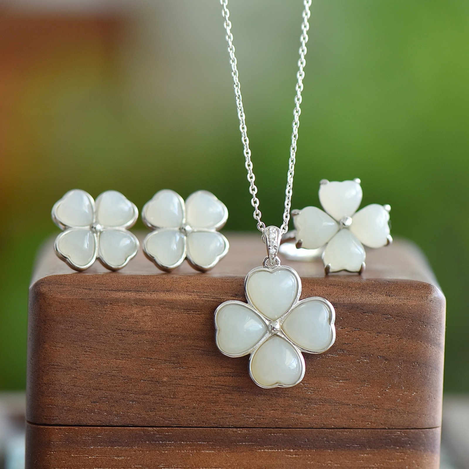 A Set of Fine Sterling Silver Inlaid White Jade Jewelrys: A Set of Fine Sterling Silver Inlaid White Jade Jewelrys, 一套纯银镶白玉首饰