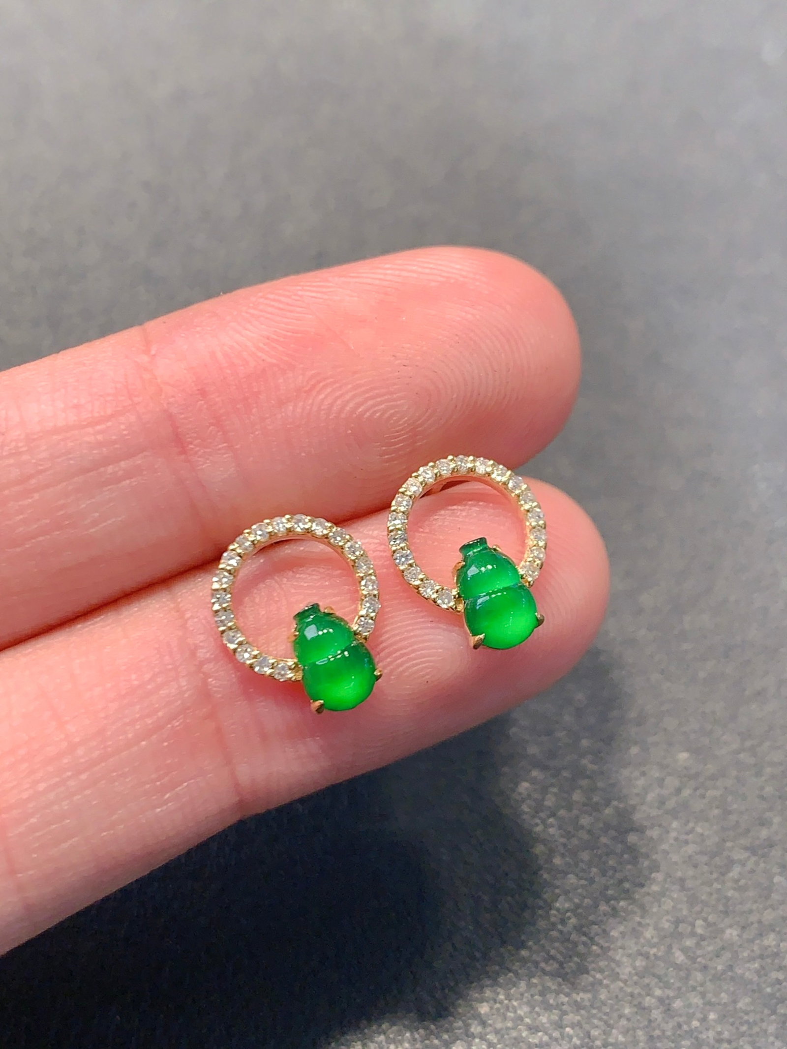 A Pair of Exquisite 18k Gold Diamond Inlaid Jadeite Earrings: A Pair of Exquisite 18k Gold Diamond Inlaid Jadeite Earrings,Size(Loose Stone):0.2inx0.2in 一对18k金钻镶嵌翡翠耳钉