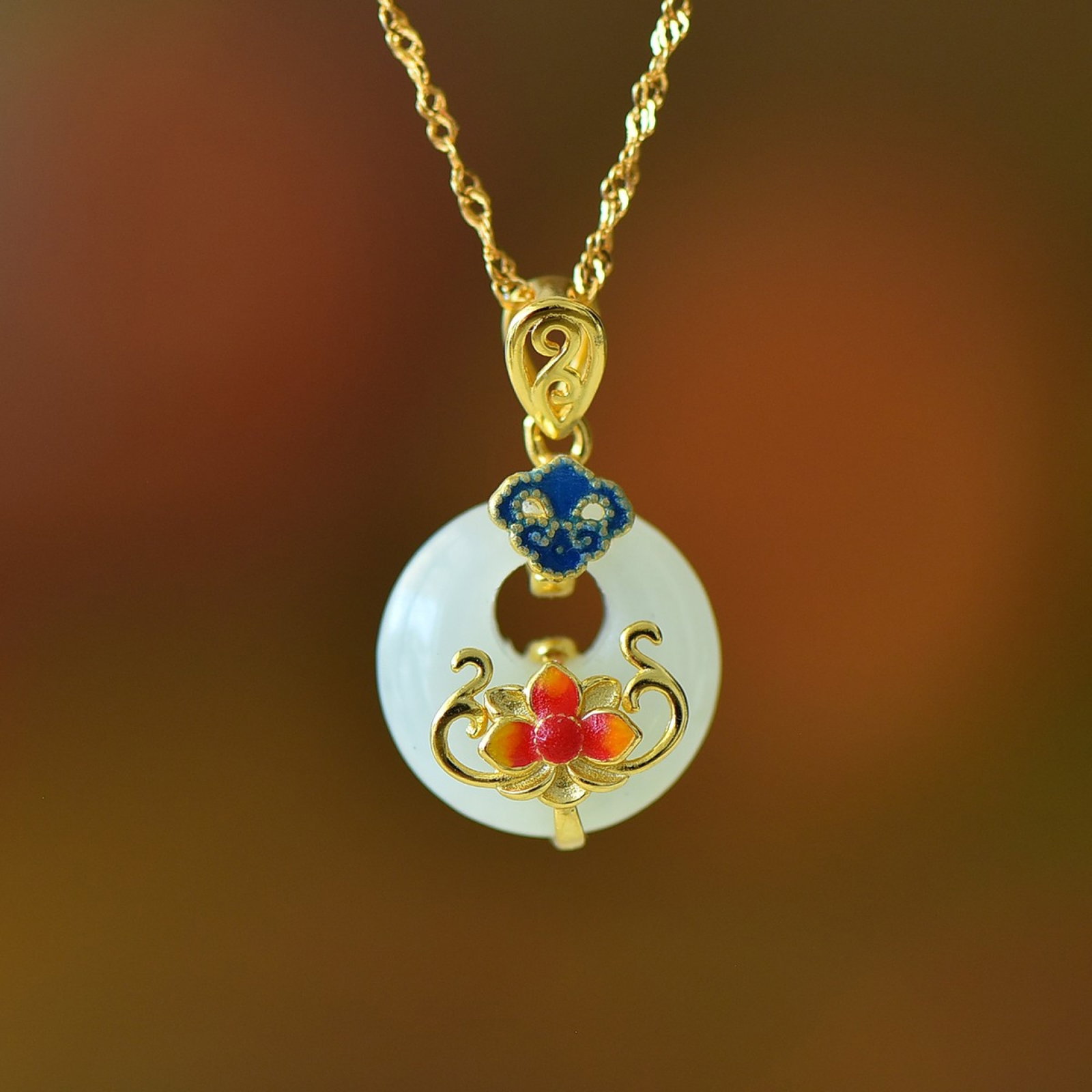 An Exquisite Sterling Silver-Gold Plated Inlaid White Jade Pendant: An Exquisite Sterling Silver-Gold Plated Inlaid White Jade Pendant,Size:0.6inx0.6in 纯银镀金镶白玉吊坠