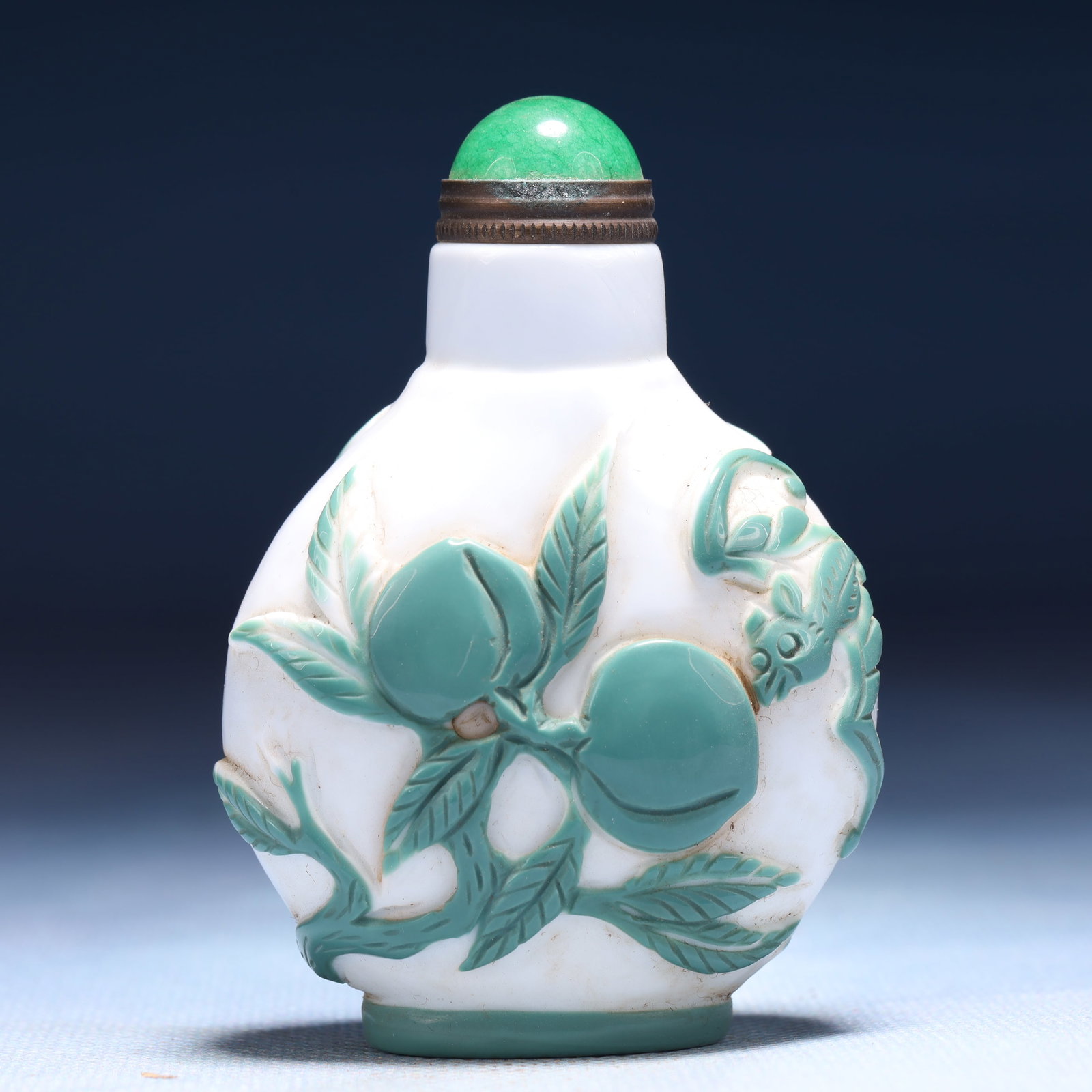 An Exquisite Glass Bats and Peach Pattern Snuff Bottle: An Exquisite Glass Bats and Peach Pattern Snuff Bottle,Qing Dynasty,China,Size:2inx1inx3in,Weight:99g 琉璃福寿纹鼻烟壶,中国清代
