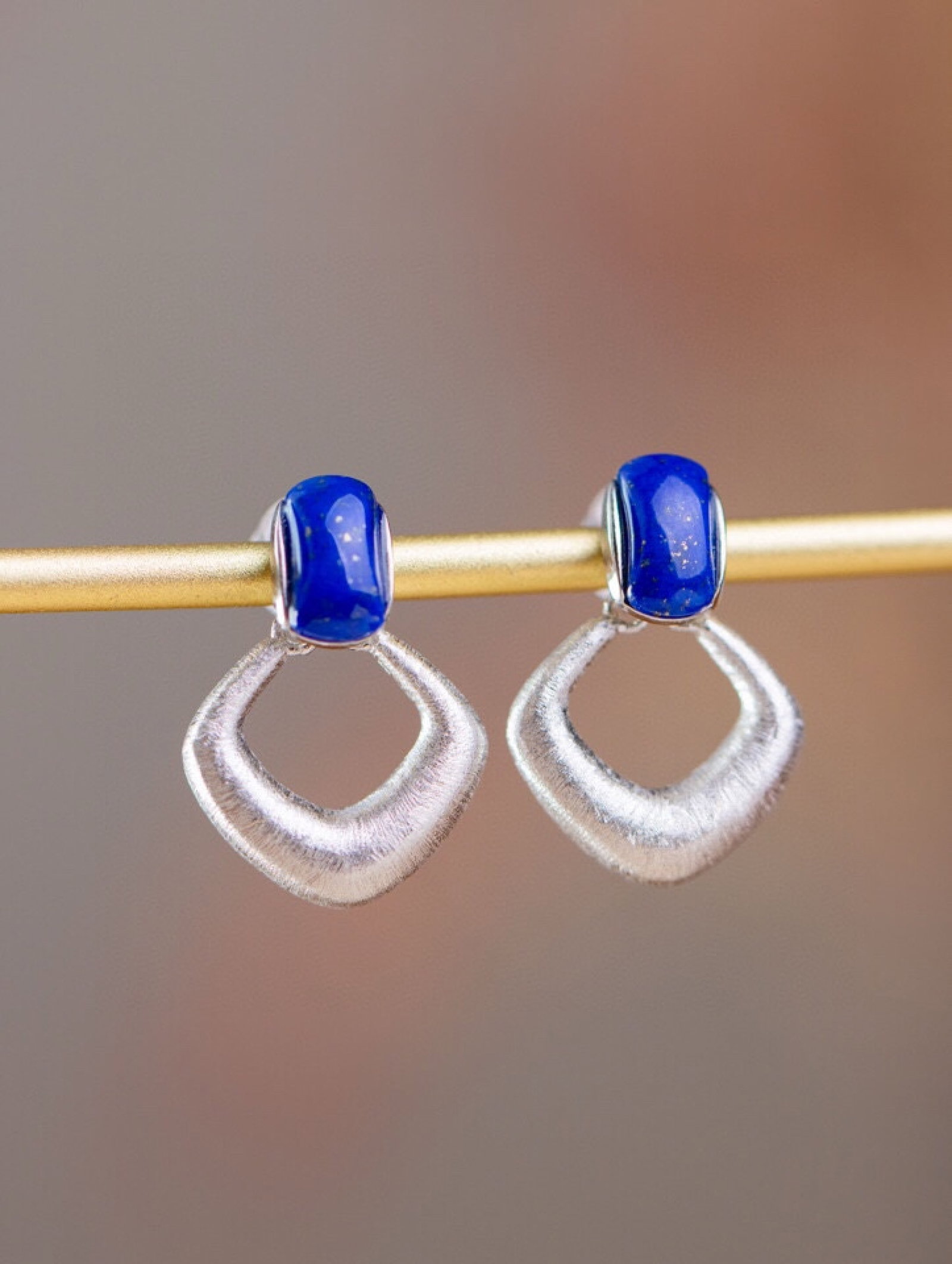 A Pair of Exquisite Sterling Silver Inlaid Lapis Lazuli Earrings: A Pair of Exquisite Sterling Silver Inlaid Lapis Lazuli Earrings 一对纯银镶青金石耳环