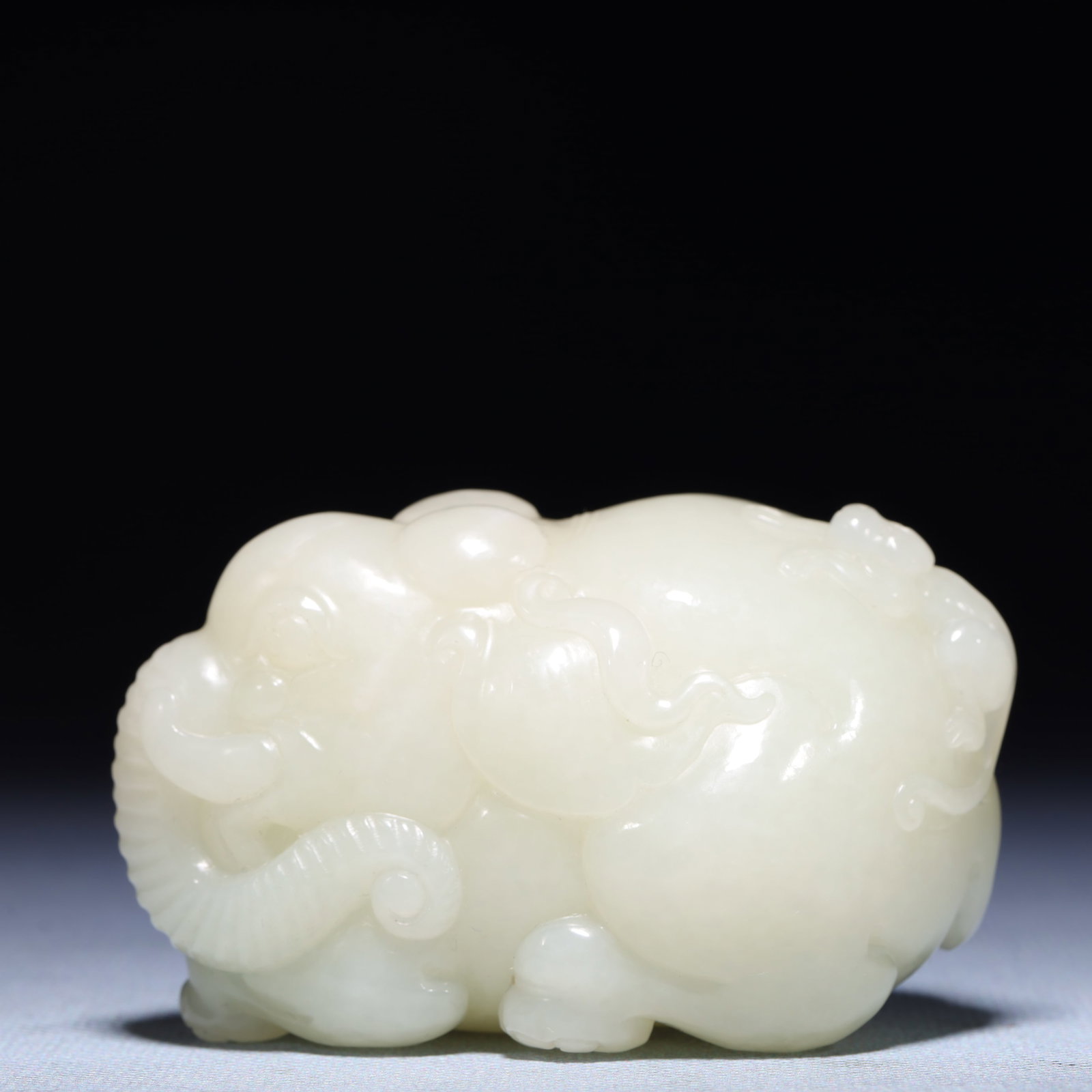 An Exquisite White Jade Elephant Ornament: An Exquisite White Jade Elephant Ornament,Qing Dynasty,China,Size:3inx1.8inx1.8in,Weight:297.9g 白玉象摆件,中国清代