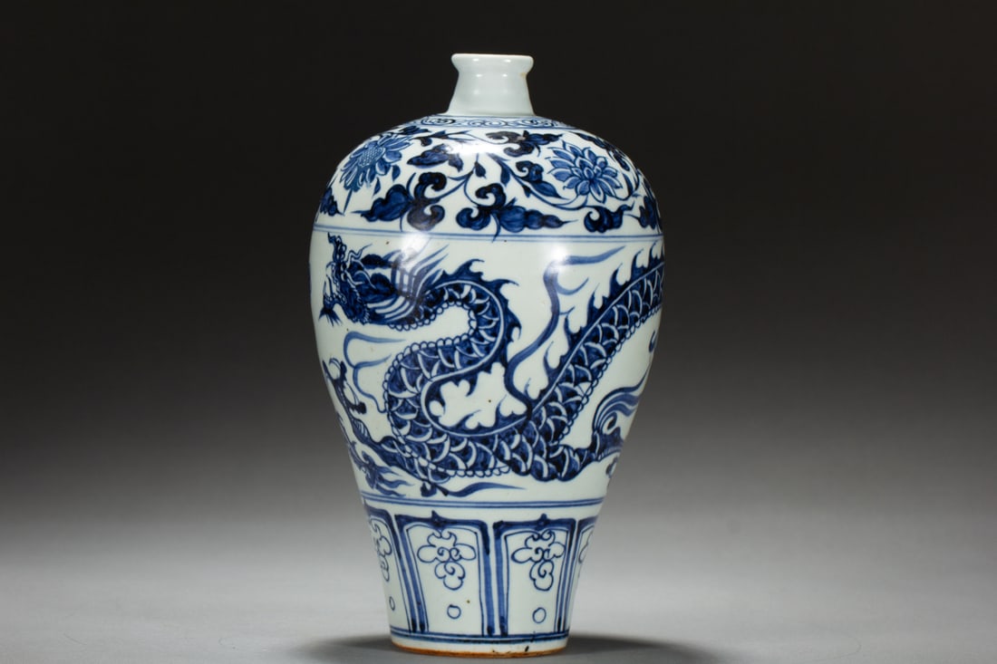 An Exquisite Blue and White Lotus and Dragon Pattern Vase: An Exquisite Blue and White Lotus and Dragon Pattern Vase,Yuan Dynasty,China,Size:5.1inx5.1inx9.1in,Weight:890g 青花缠枝莲龙纹瓶,中国元