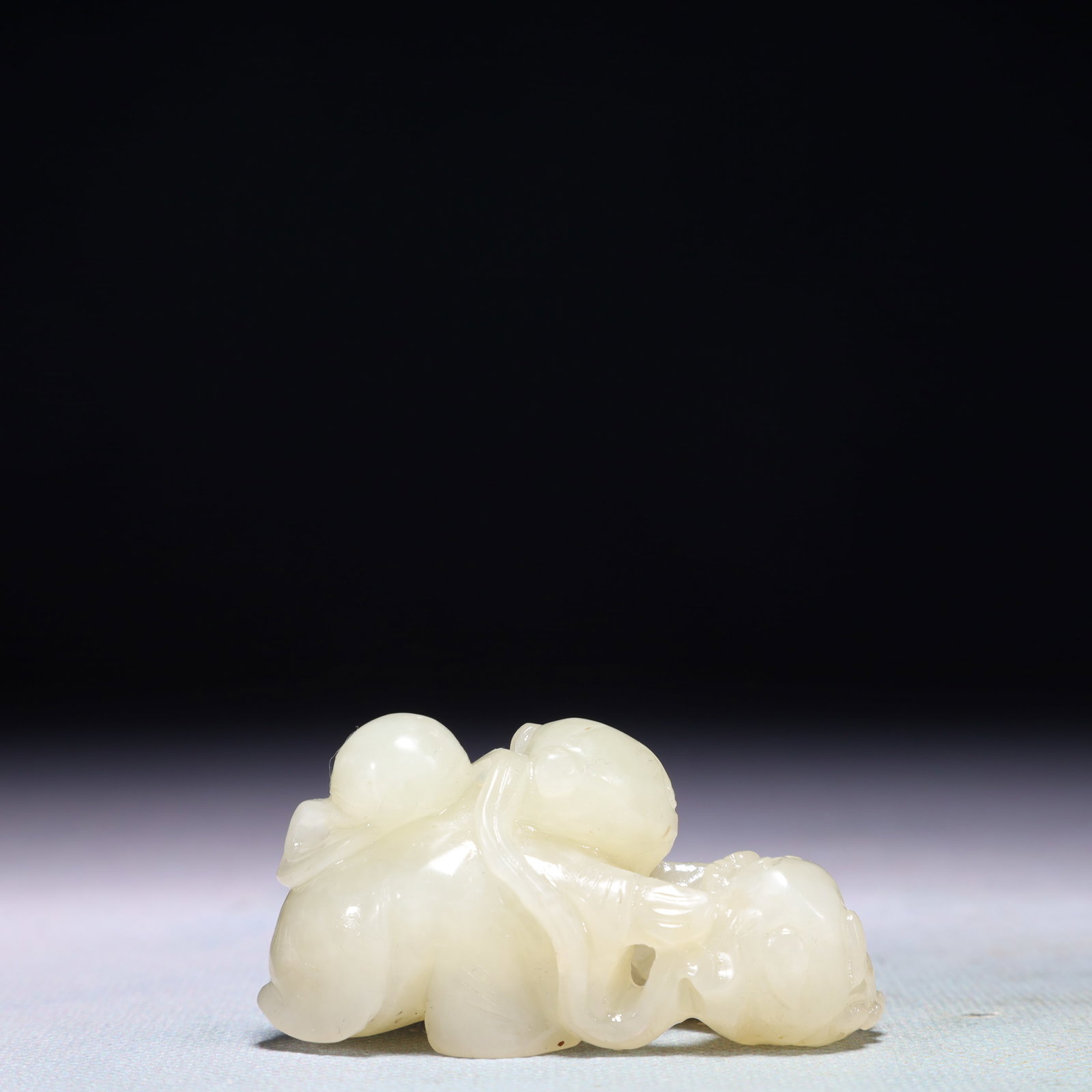 An Exquisite White Jade Figure Ornament: An Exquisite White Jade Figure Ornament,Qing Dynasty,China,Size:2.4inx1inx1.2in,Weight:70.2g 白玉人物摆件,中国清代