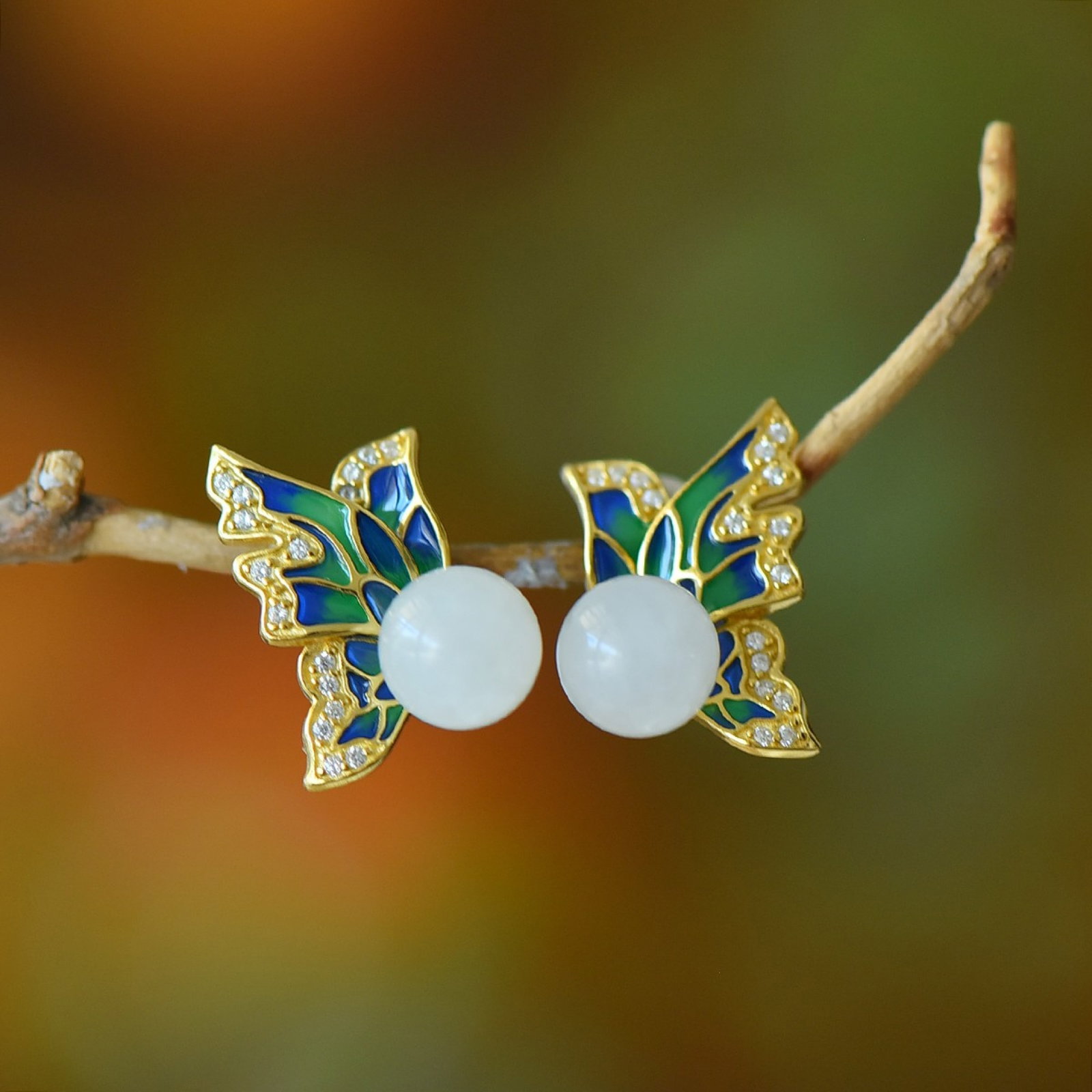 A Pair of Exquisite Sterling Silver-Gold Plated Inlaid White Jade Earrings: A Pair of Exquisite Sterling Silver-Gold Plated Inlaid White Jade Earrings,Size:0.3inx0.3in 一对纯银镀金镶白玉耳钉