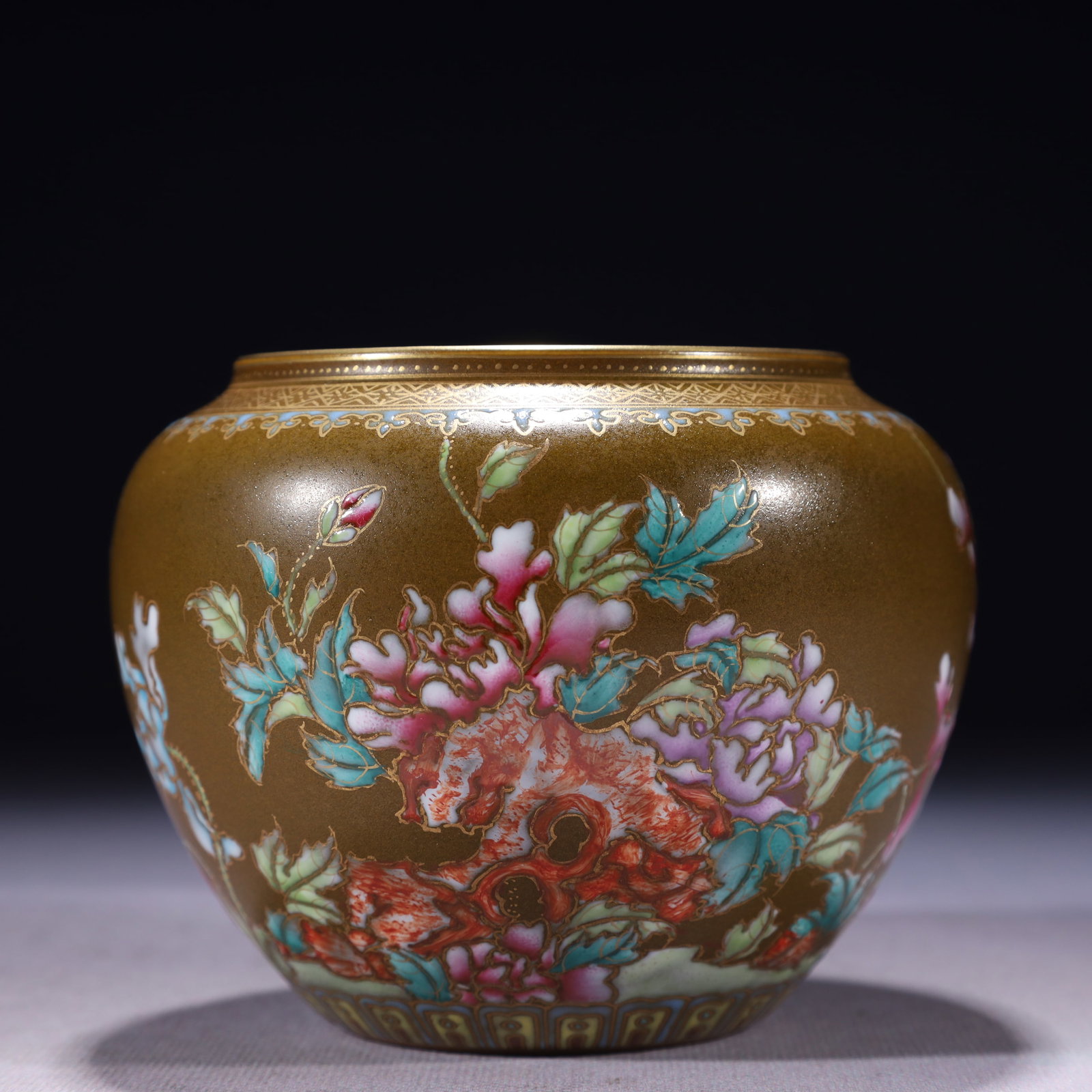 An Exquisite Teadust Glazed Famille-Rose Painted Gold Flower Pattern Brush Washer: An Exquisite Teadust Glazed Famille-Rose Painted Gold Flower Pattern Brush Washer,Qing Dynasty,China,Qianlong Six-character Mark,Size:4.3inx3.9in,Weight:350g 茶叶末釉粉&#