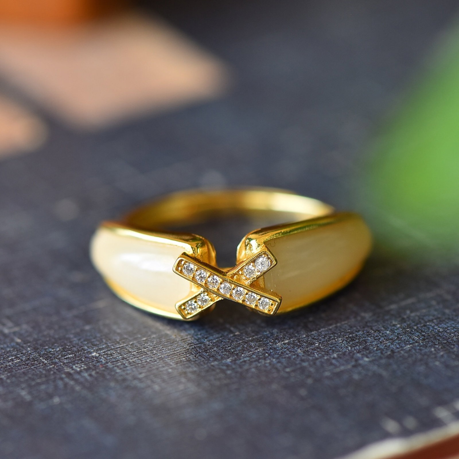 An Exquisite Sterling Silver-Gold Plated Inlaid White Jade Ring,Inlaid Diamond: An Exquisite Sterling Silver-Gold Plated Inlaid White Jade Ring,Inlaid Diamond,Size:0.3inx0.9in 纯银镀金镶白玉戒指,嵌钻石