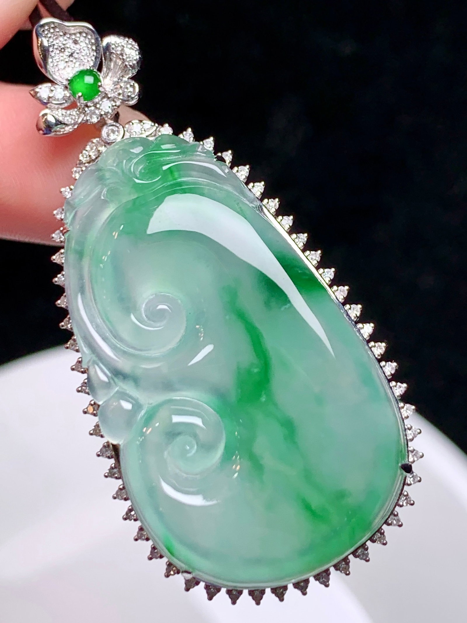 An Exquisite 18k Gold Diamond Inlaid Jadeite Pendant: An Exquisite 18k Gold Diamond Inlaid Jadeite Pendant,Size(Loose Stone):1.5inx0.9inx0.2in 18k金钻镶嵌翡翠吊坠