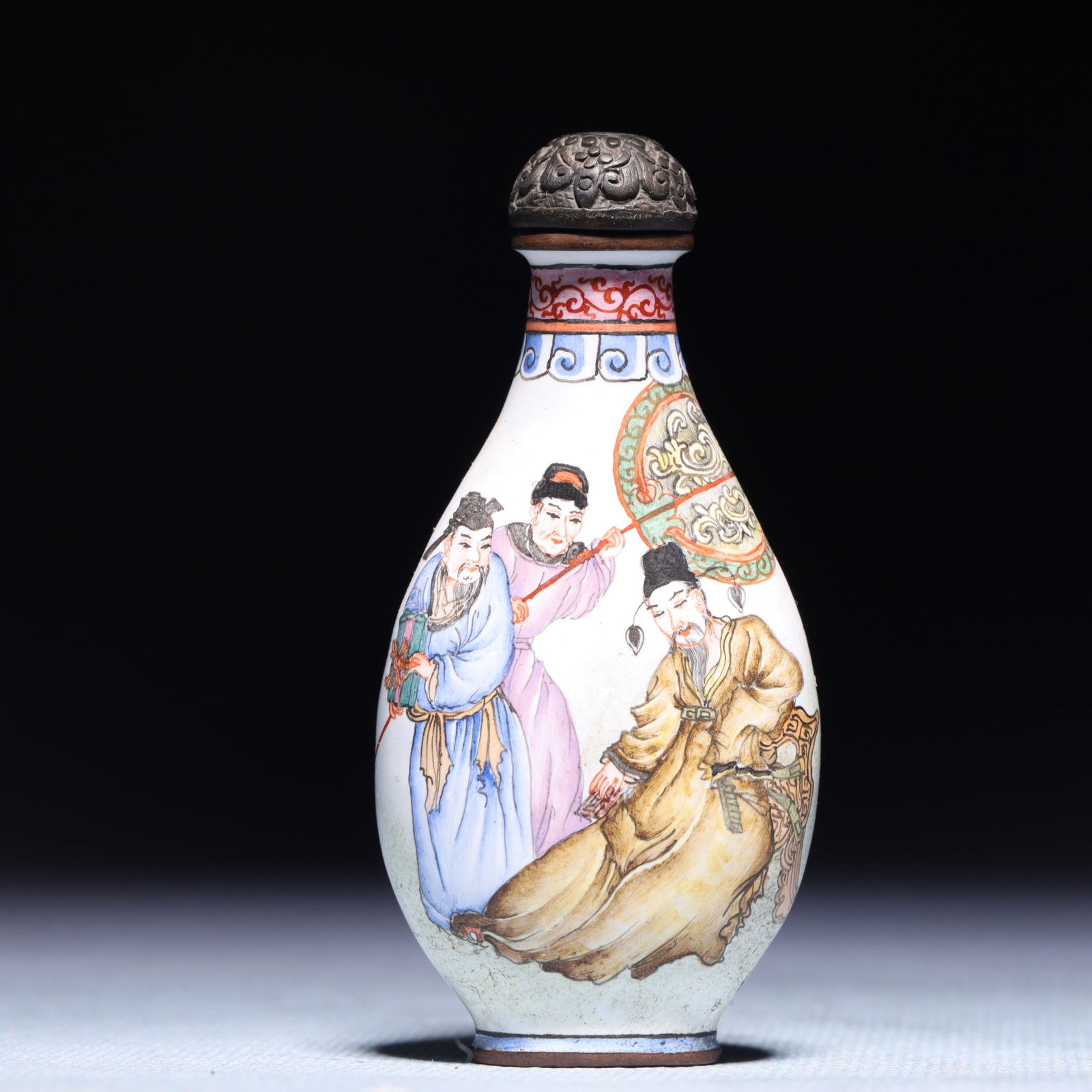 An Exquisite Painted Enamel Figure Pattern Snuff Bottle: An Exquisite Painted Enamel Figure Pattern Snuff Bottle,Qing Dynasty,China,Qianlong Four-character Mark,Size:1.4inx0.8inx3in,Weight:36.3g 画珐琅人物纹鼻୉