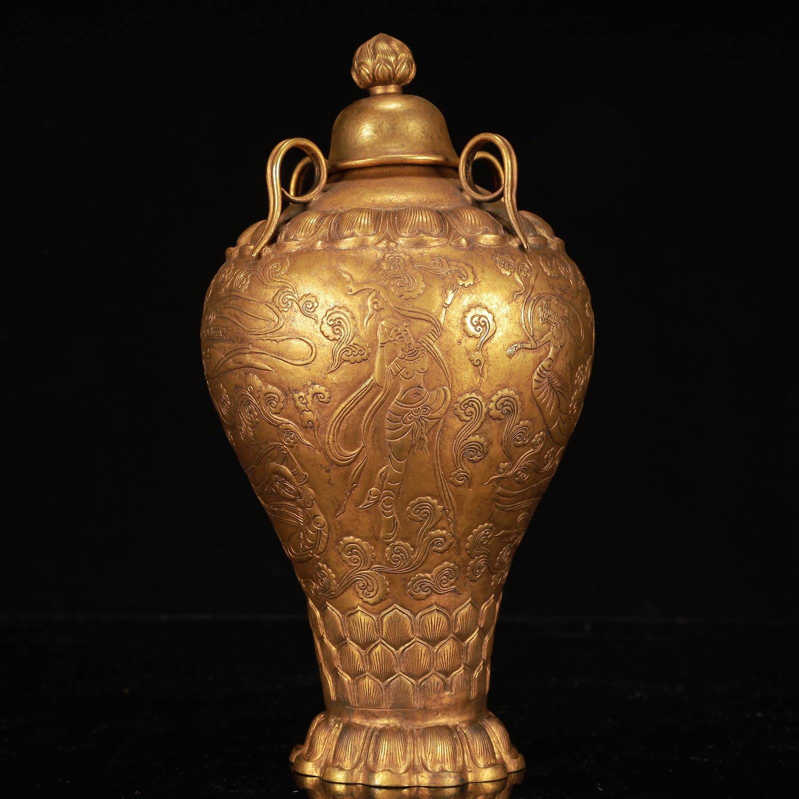 An Exquisite Gilt Bronze Figure Pattern Bottle, With poem: An Exquisite Gilt Bronze Figure Pattern Bottle, With poem,Qing Dynasty, China,Size:5.1inx10.6in,Weight:1650g 铜鎏金人物纹盖瓶,带诗文,&