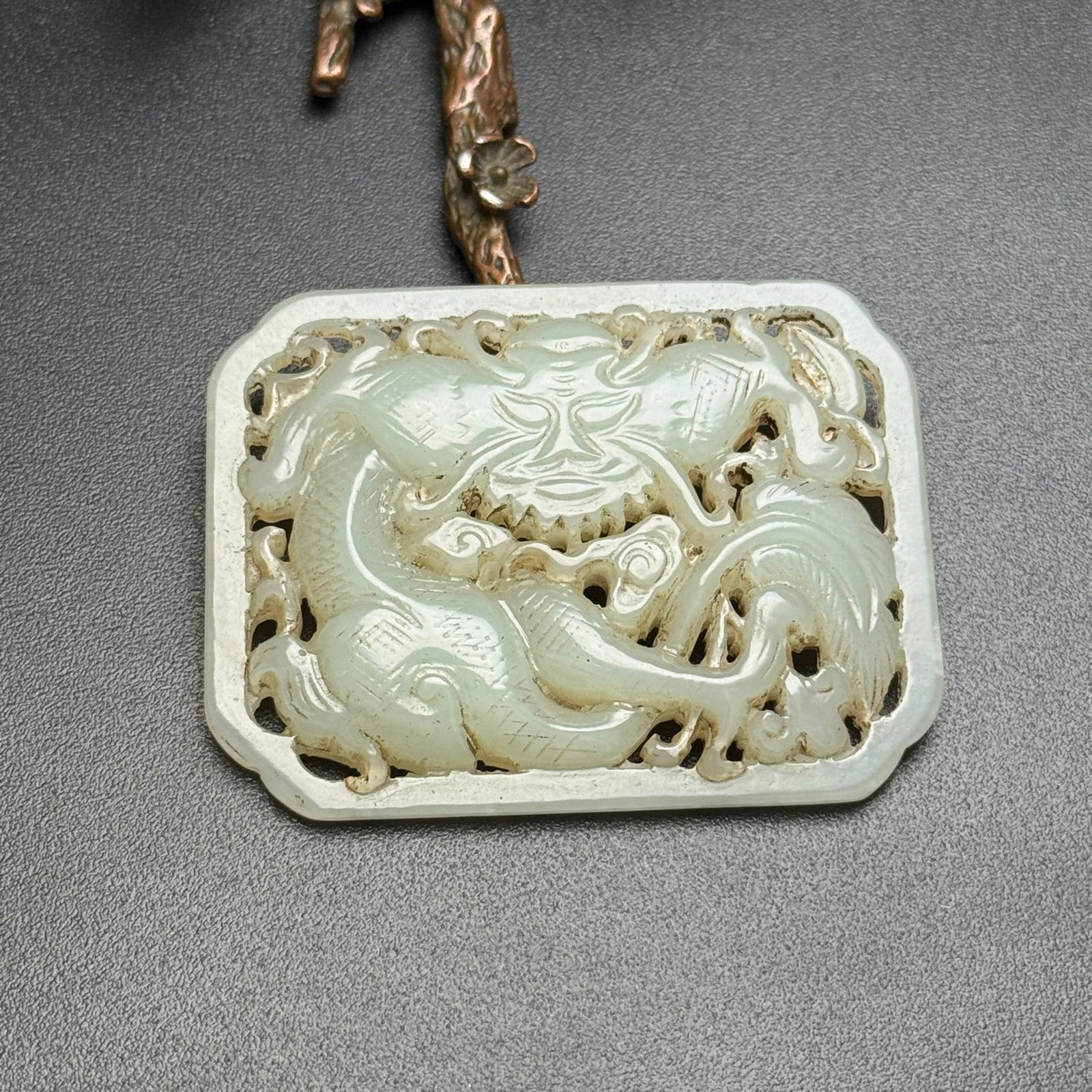 An Exquisite White Jade Dragon Pattern Pendant: An Exquisite White Jade Dragon Pattern Pendant,Qing Dynasty,China,Size:2.3inx1.7inx0.3in,Weight:33g 白玉龙纹牌,中国清代