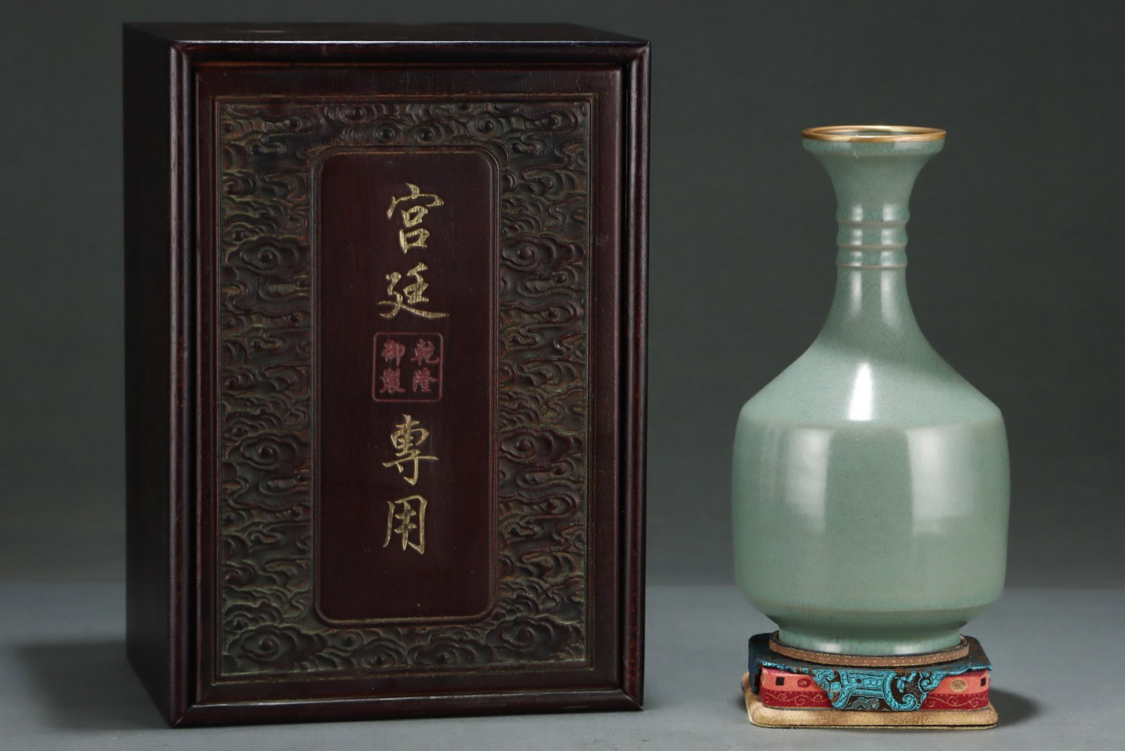 An Exquisite Ru yao Cover with Gold Vase: An Exquisite Ru yao Cover with Gold Vase,Song Dynasty,China,With Mark,Size:10.7inx5.7in 汝窑包金瓶,中国宋代,带款