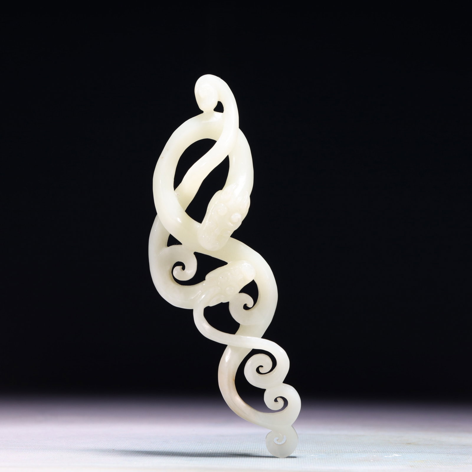 An Exquisite White Jade Dragon Ornament: An Exquisite White Jade Dragon Ornament,Qing Dynasty,China,Size:7.1inx2.4in,Weight:140.7g 白玉龙摆件,中国清代