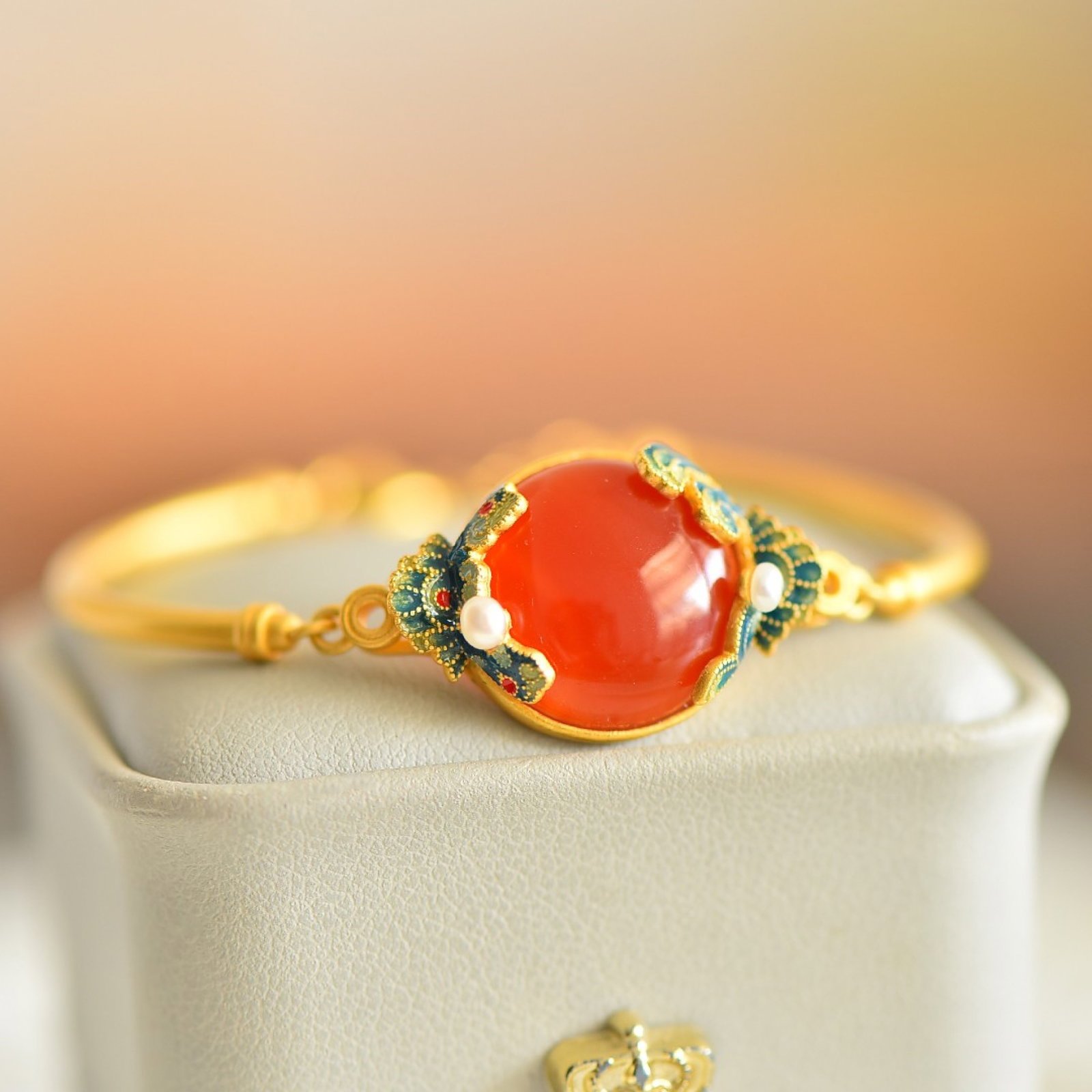 An Exquisite Sterling Silver-Gold Plated Inlaid Agate Enamel Bracelets,Inlaid Pearls: An Exquisite Sterling Silver-Gold Plated Inlaid Agate Enamel Bracelets,Inlaid Pearls,Size:0.6inx0.6in 纯银镀金镶玛瑙珐琅手链,嵌&