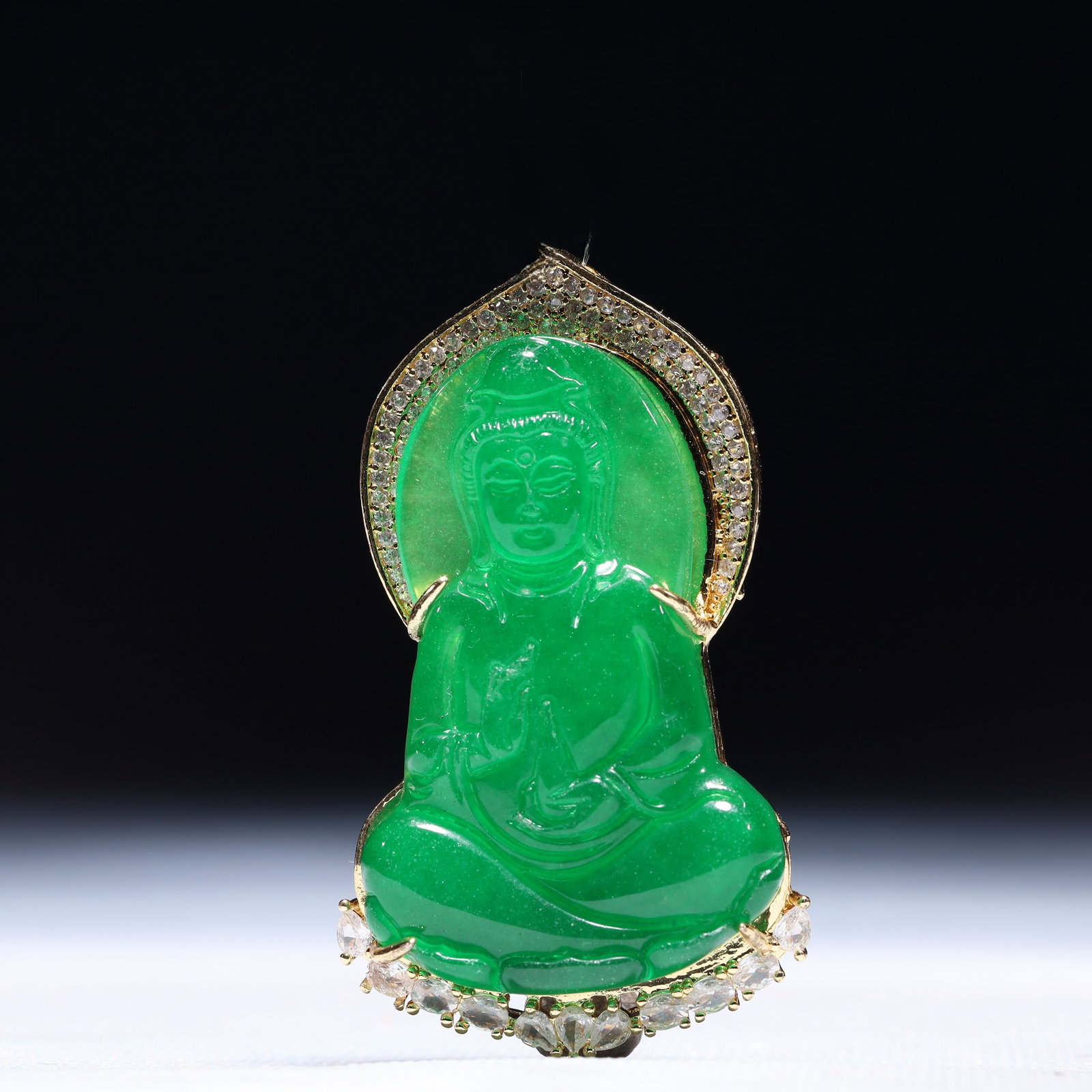 An Exquisite Statue of Avalokitesvara Pendant,Inlaid Gems: An Exquisite Statue of Avalokitesvara Pendant,Inlaid Gems,Size:1.4inx0.4inx2.4in,Weight:35.8g 一个精美的观音像吊坠,镶宝石