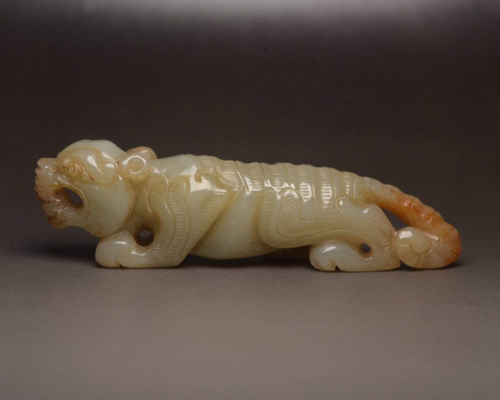 An Exquisite White Jade Beast Ornament: An Exquisite White Jade Beast Ornament,Qing Dynasty,China,Size:3.8inx1.1inx0.7in,Weight:69g 白玉兽摆件,中国清代