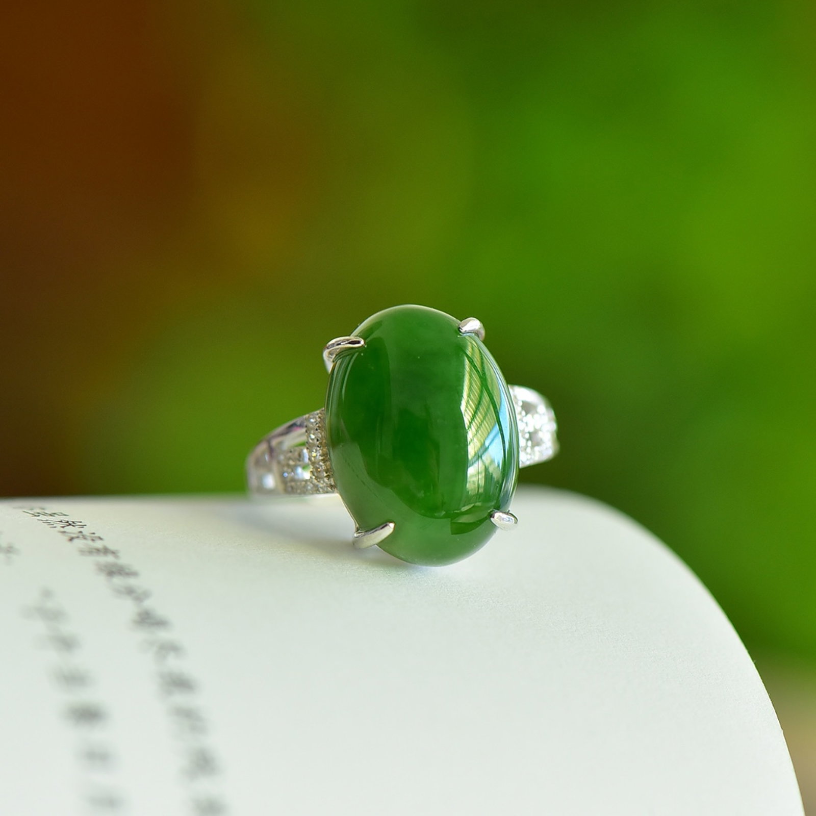An Exquisite Sterling Silver Inlaid Jasper Ring: An Exquisite Sterling Silver Inlaid Jasper Ring,Size:0.5inx0.7in 纯银镶碧玉戒指
