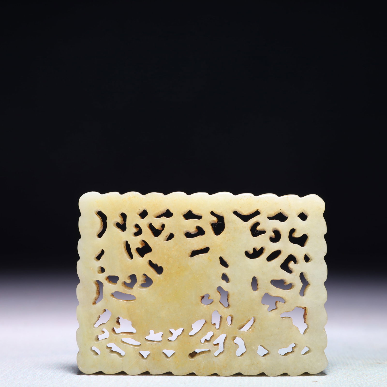An Exquisite White Jade Beast Pattern Pendant - 4