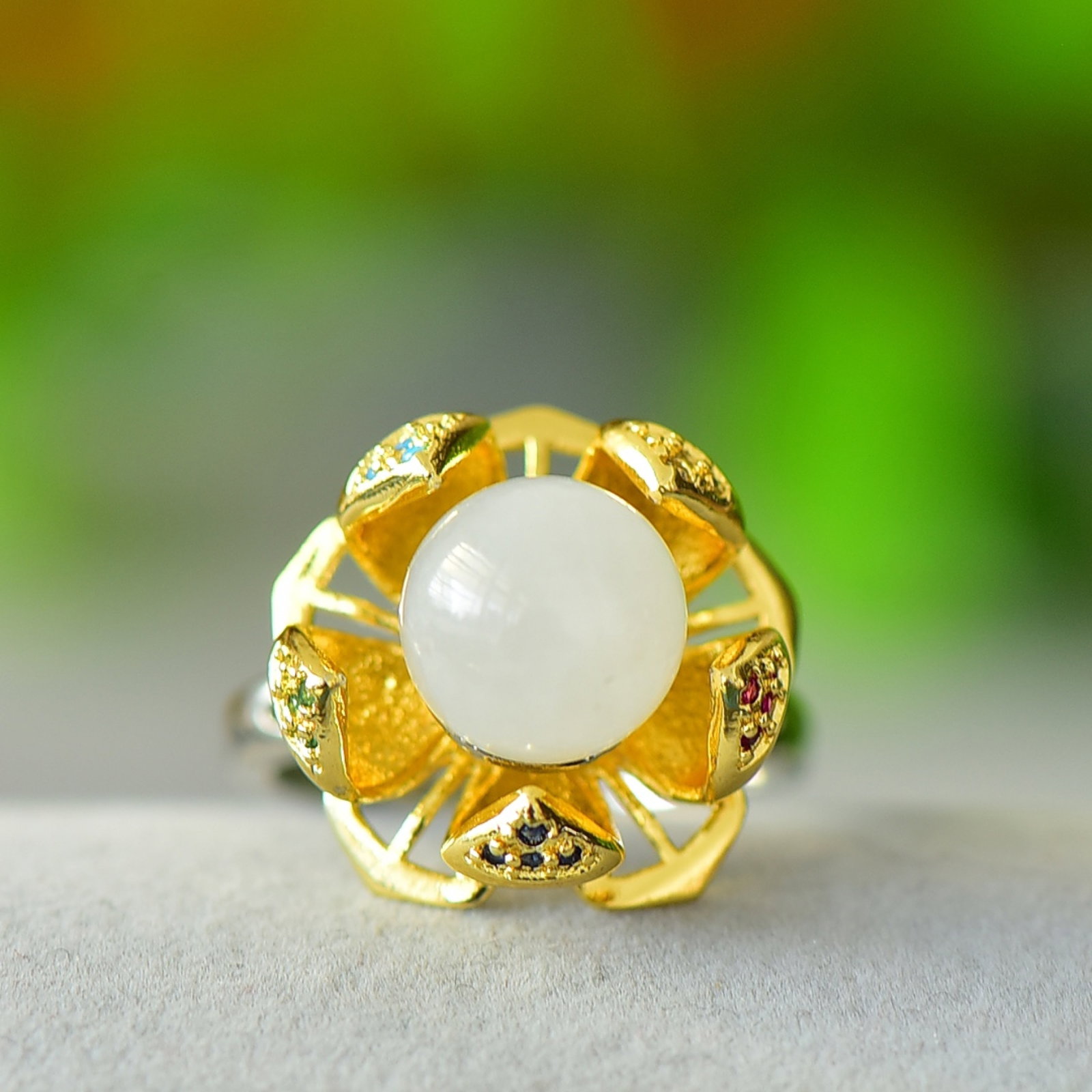 An Exquisite Bronze-Gold Plated Inlaid White Jade Ring,Inlaid Gems: An Exquisite Bronze-Gold Plated Inlaid White Jade Ring,Inlaid Gems,Size:0.4inx0.4in 铜镀金镶白玉戒指,嵌宝石