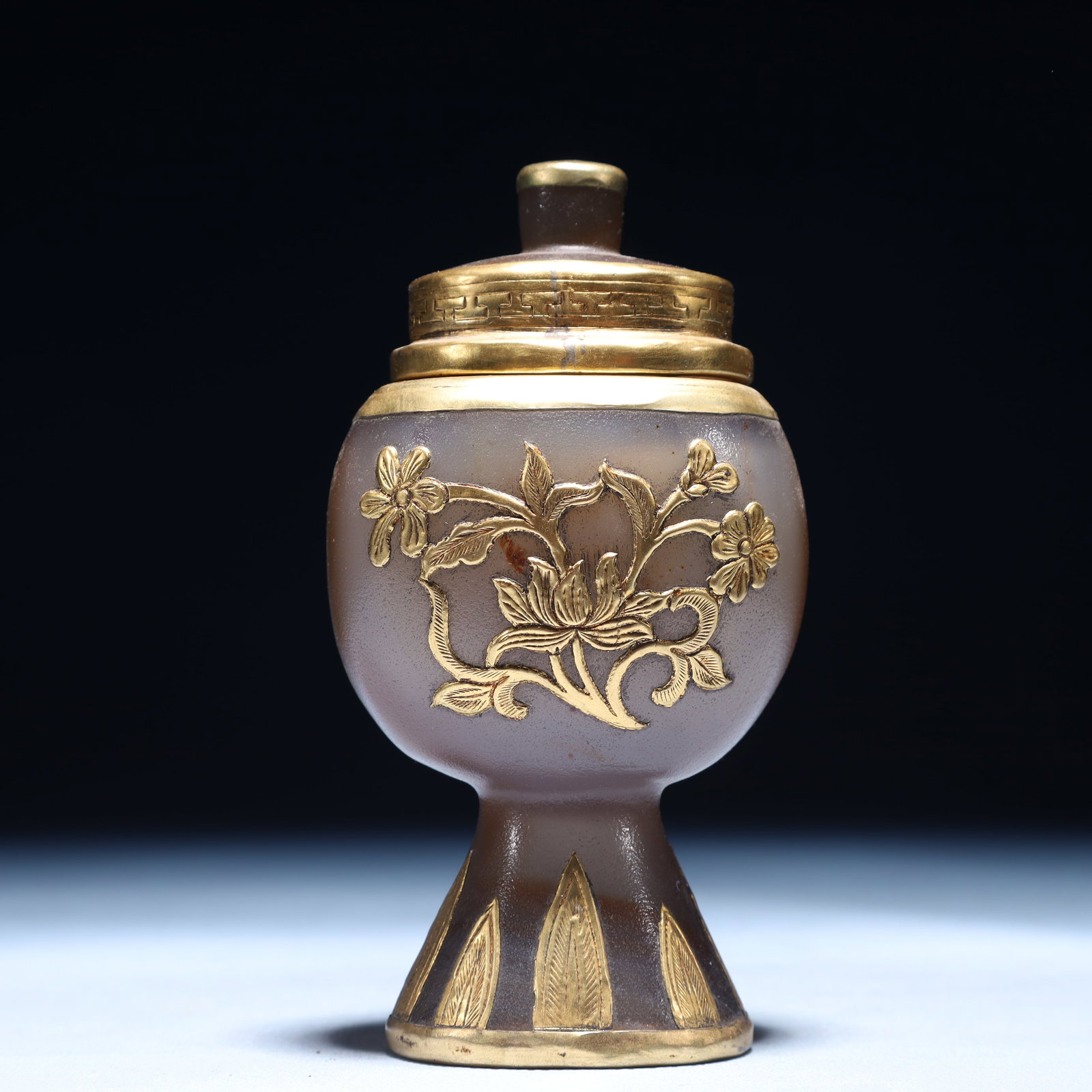 An Exquisite Agate Cover with Gold Flower and Bird Pattern Jar with Cover: An Exquisite Agate Cover with Gold Flower and Bird Pattern Jar with Cover,Qing Dynasty,China,Size:2.8inx2inx5.5in,Weight:250g 玛瑙包金花鸟纹盖罐,&