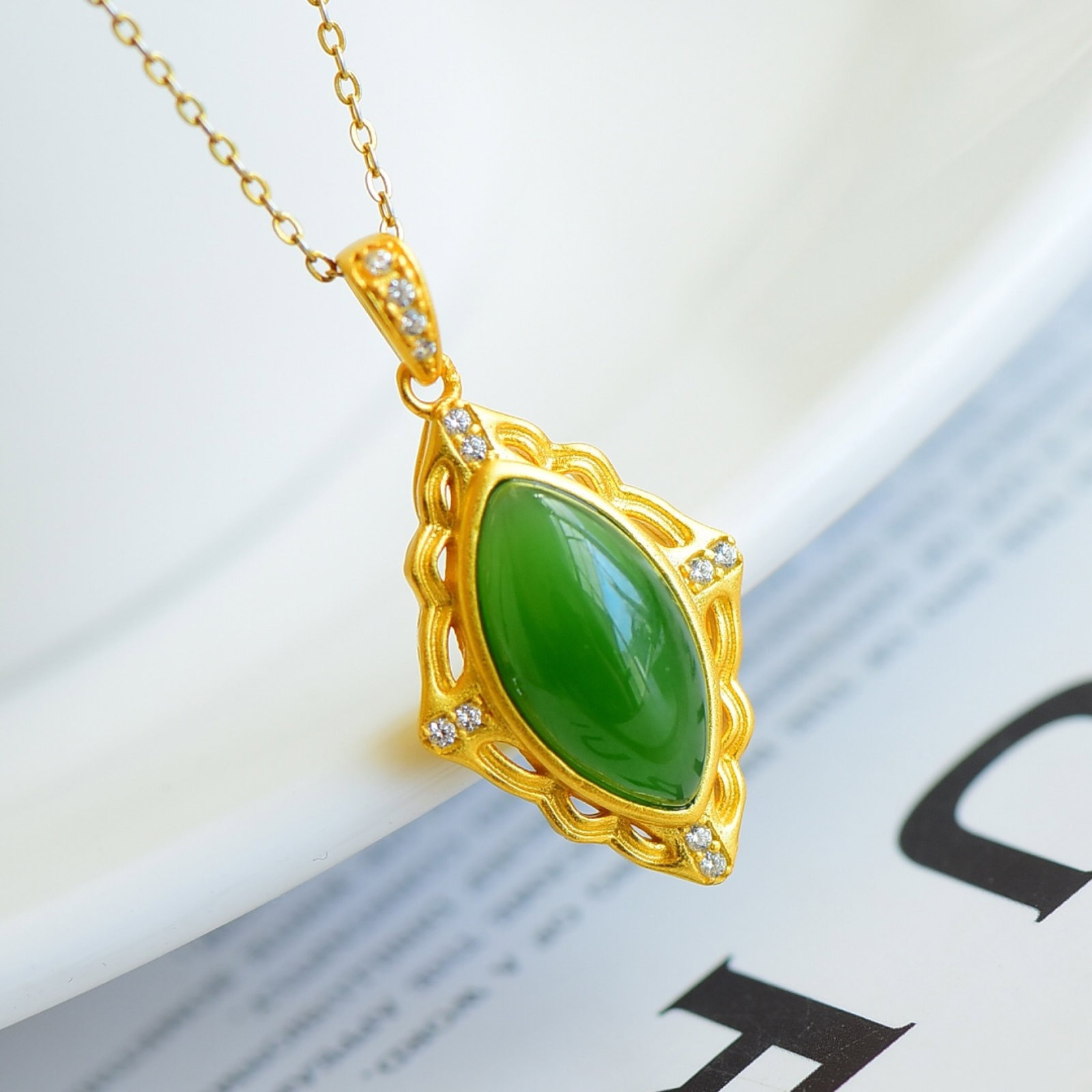 An Exquisite Sterling Silver-Gold Plated Inlaid Jasper Necklace,Inlaid Diamond: An Exquisite Sterling Silver-Gold Plated Inlaid Jasper Necklace,Inlaid Diamond,Size:0.3inx0.6in 纯银镀金镶碧玉项链,嵌钻石
