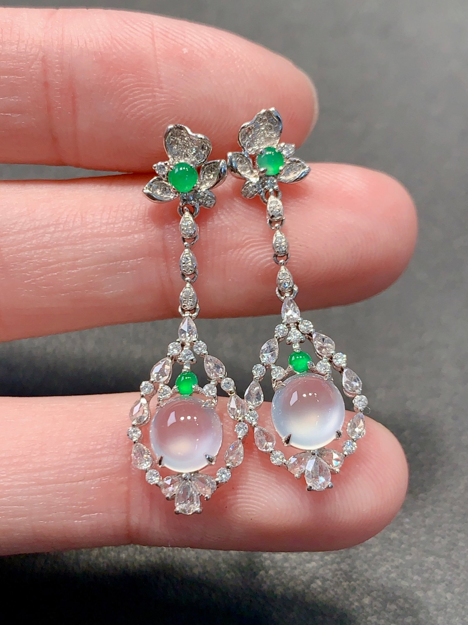A Pair of Exquisite 18k Gold Diamond Inlaid Jadeite Earrings: A Pair of Exquisite 18k Gold Diamond Inlaid Jadeite Earrings,Size(Loose Stone):0.3inx0.2inx0.1in 一对18k金钻镶嵌翡翠耳环