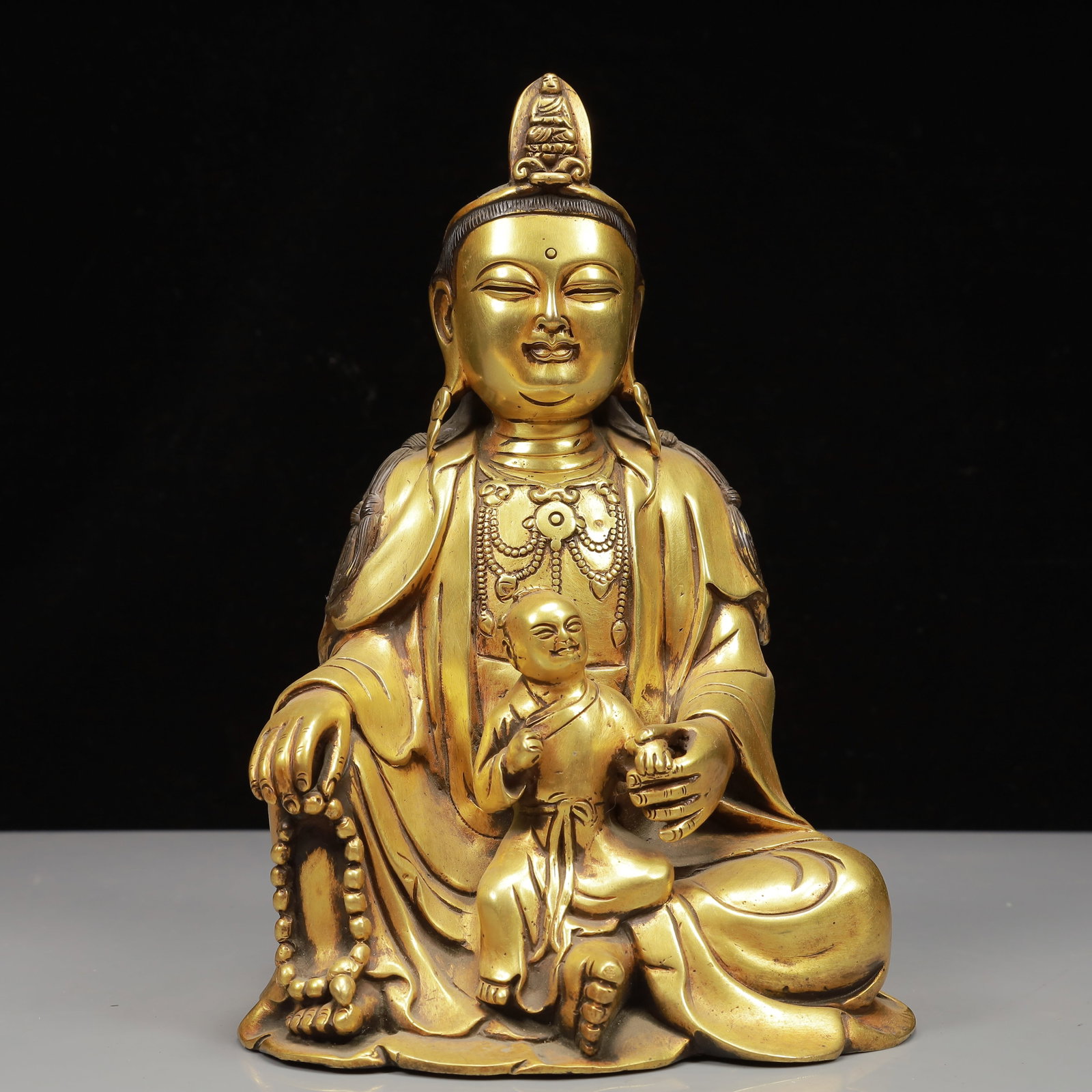 A Solemn Gilt Bronze Statue of Avalokitesvara: A Solemn Gilt Bronze Statue of Avalokitesvara,Ming Dynasty, China,Yongle Six-character Mark,Size:6.7inx5.1inx10.2in,Weight:4050g 铜鎏金观音像,中国਴