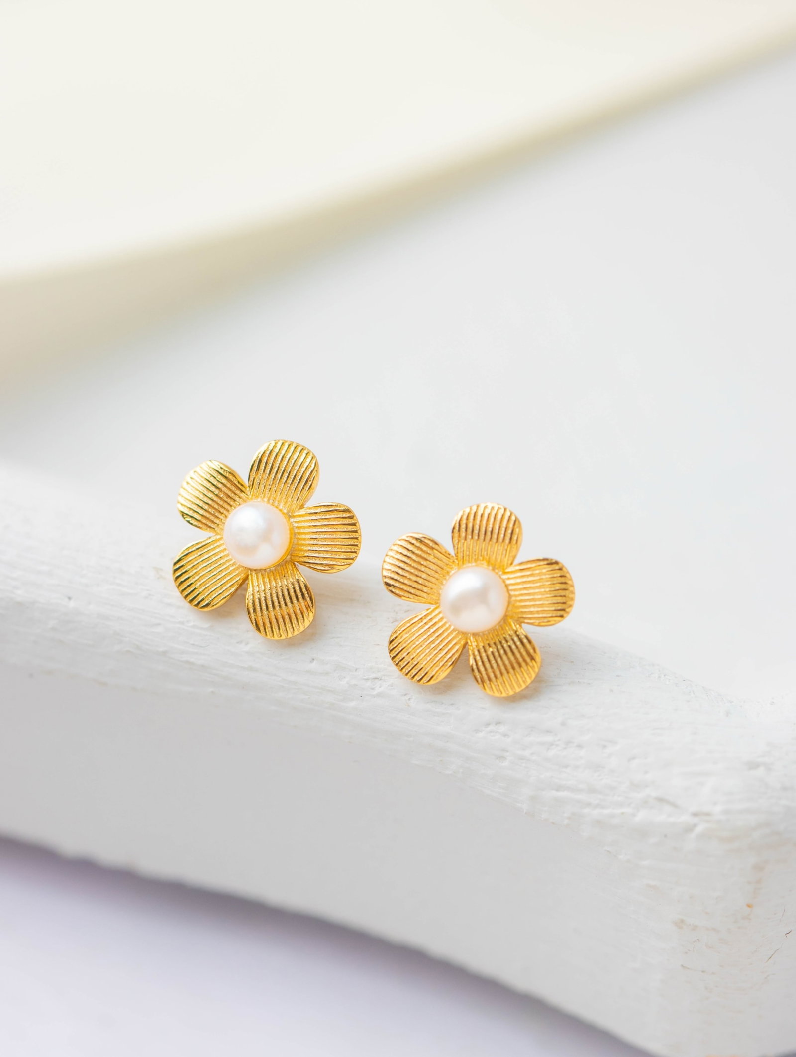 A Pair of Exquisite Sterling Silver-Gold Plated Inlaid Pearls Earrings: A Pair of Exquisite Sterling Silver-Gold Plated Inlaid Pearls Earrings 一对纯银镀金镶珍珠耳环