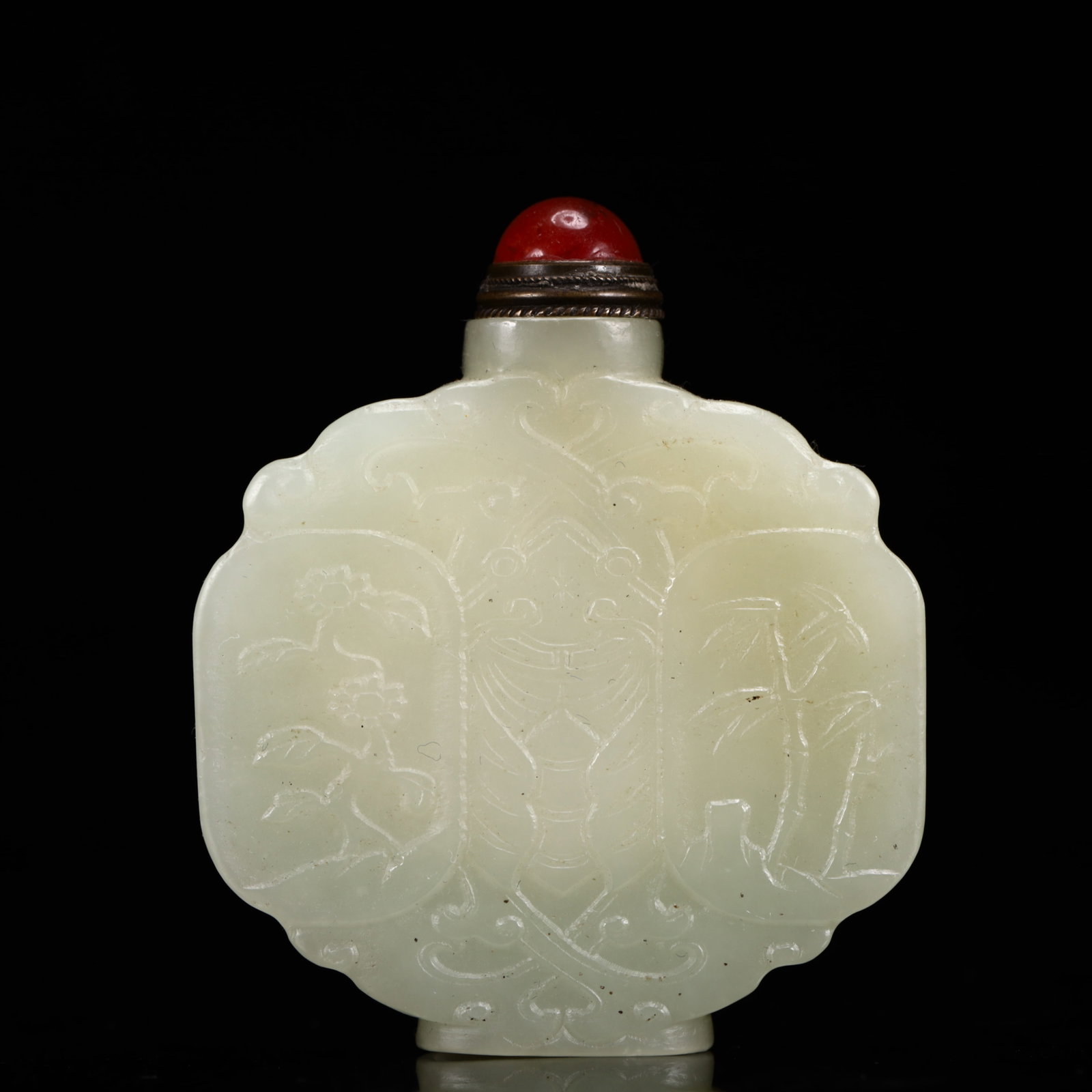 An Exquisite White Jade Flower Pattern Snuff Bottle: An Exquisite White Jade Flower Pattern Snuff Bottle,Qing Dynasty, China,Size:2.2inx0.6inx2.4in,Weight:71g 白玉花卉纹鼻烟壶,中国清É