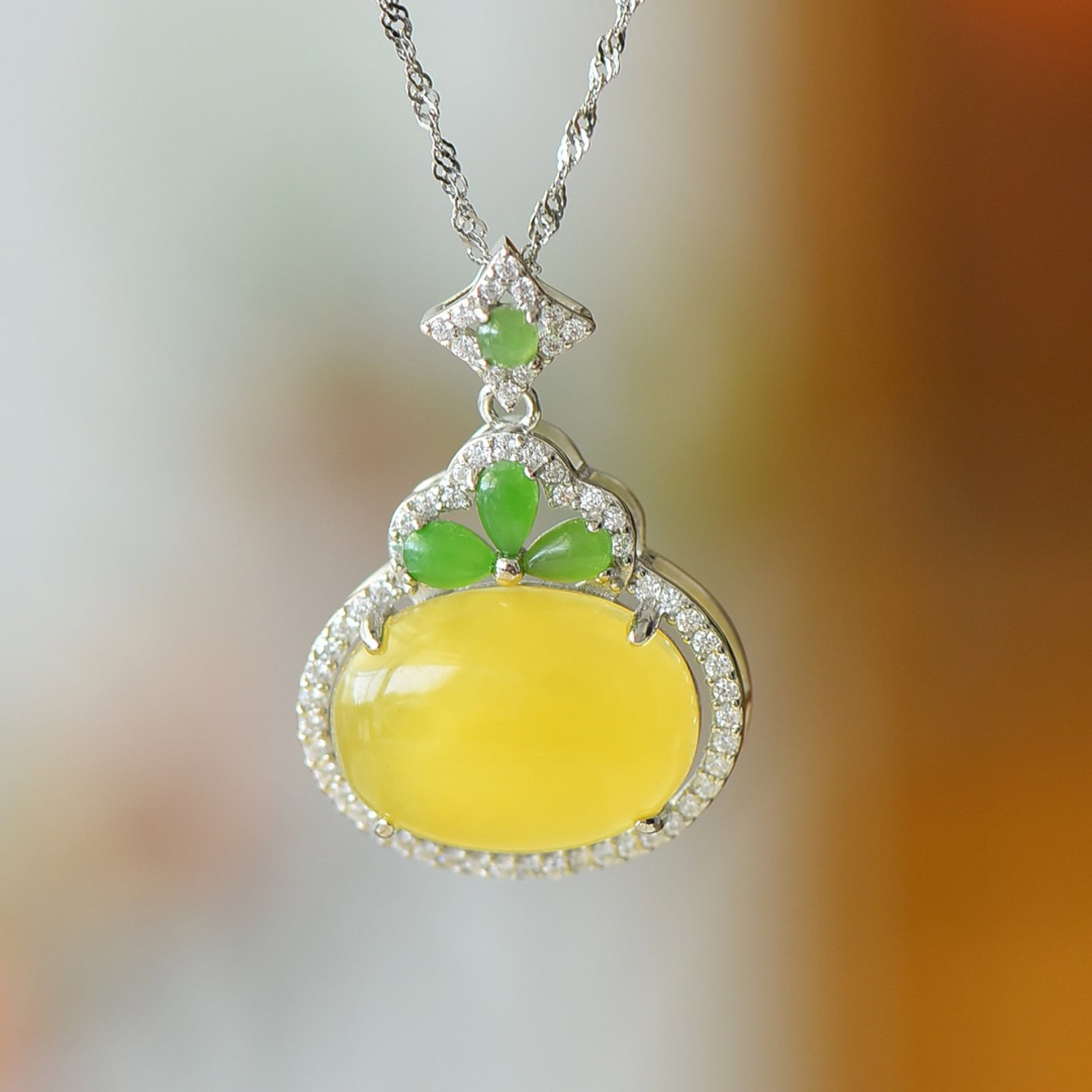 An Exquisite Sterling Silver Inlaid Amber Pendant: An Exquisite Sterling Silver Inlaid Amber Pendant,Size:0.5inx0.7in 纯银镶琥珀吊坠