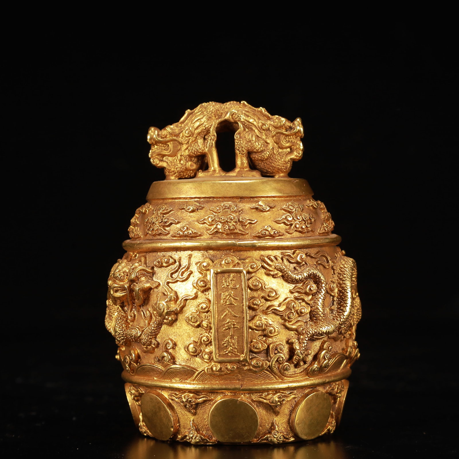 An Exquisite Gilt Bronze Dragon Pattern Jar with Cover: An Exquisite Gilt Bronze Dragon Pattern Jar with Cover,Qing Dynasty, China,Size:3.5inx4.7in,Weight:1150g 铜鎏金龙纹盖罐,中国清代