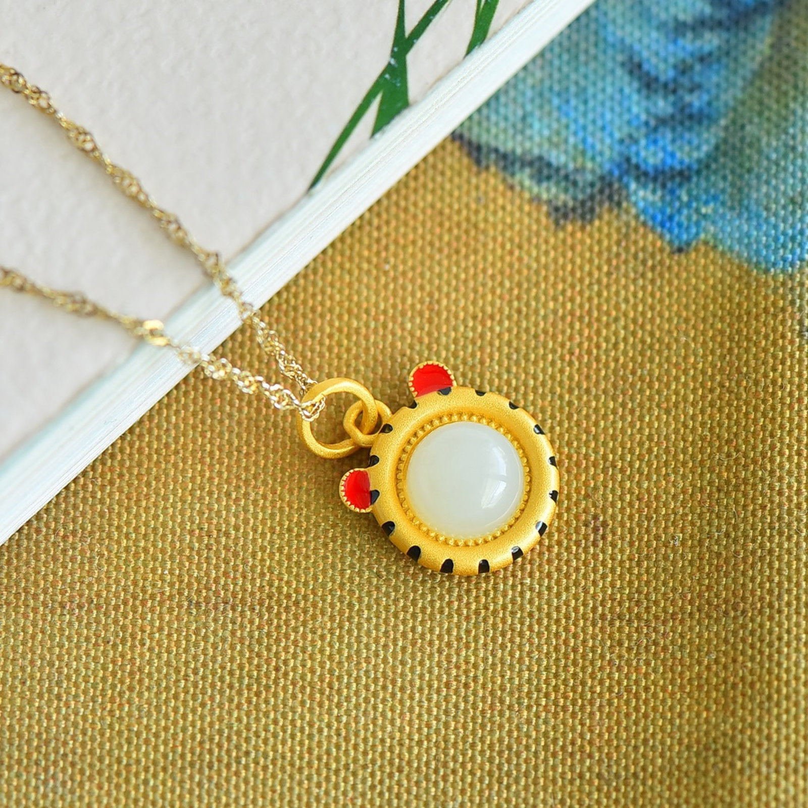 An Exquisite Sterling Silver-Gold Plated Inlaid White Jade Enamel Pendant: An Exquisite Sterling Silver-Gold Plated Inlaid White Jade Enamel Pendant, 纯银镀金镶白玉珐琅吊坠