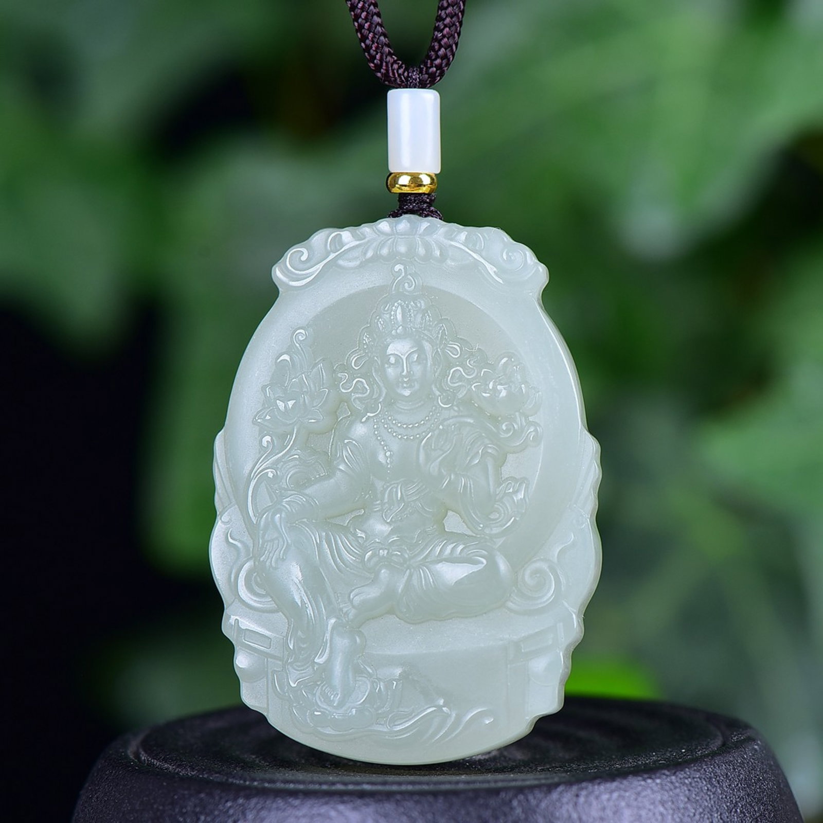 An Exquisite White Jade Statue of Avalokitesvara Pendant: An Exquisite White Jade Statue of Avalokitesvara Pendant,Size:1.5inx2in 白玉观音像挂件