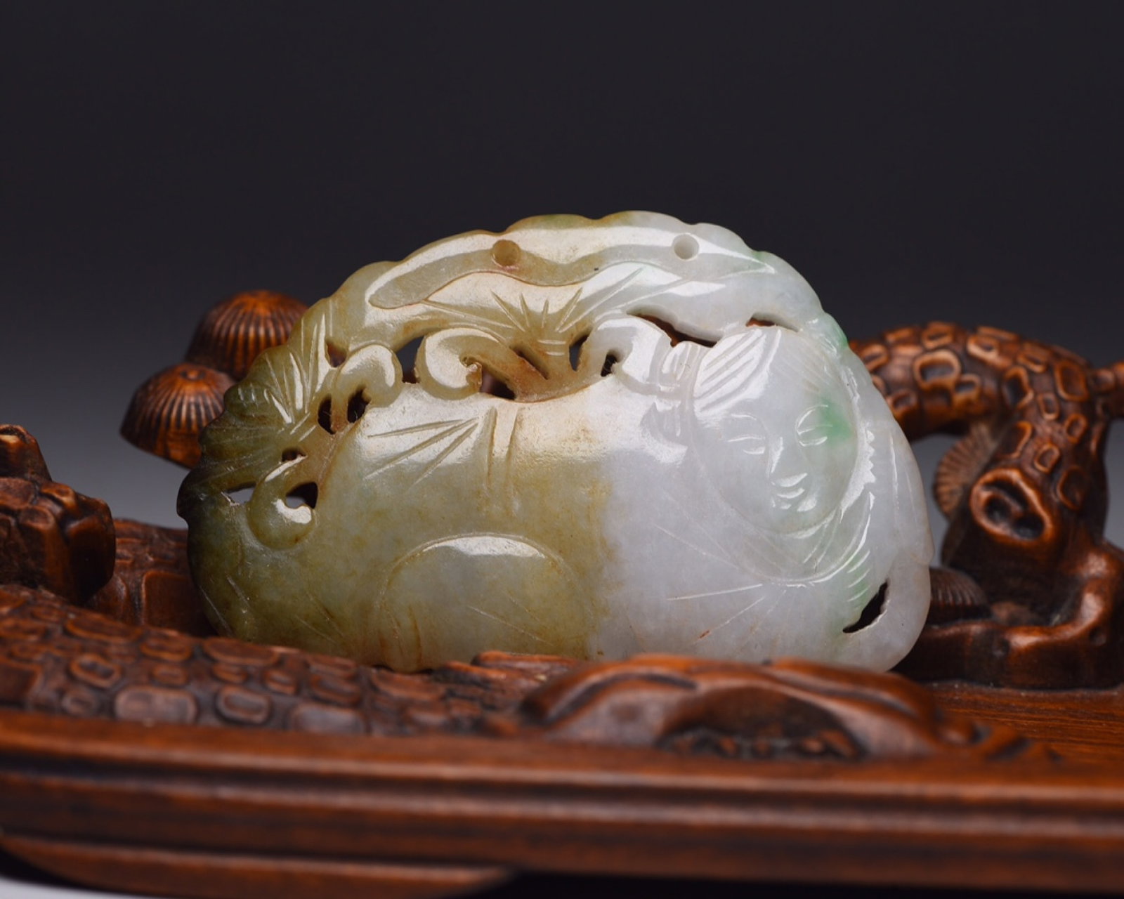 An Exquisite Jadeite Figure Pattern Pendant: An Exquisite Jadeite Figure Pattern Pendant,Qing Dynasty,China,Size:2.4inx1.5inx0.3in,Weight:30g 翡翠人物纹佩,中国清代