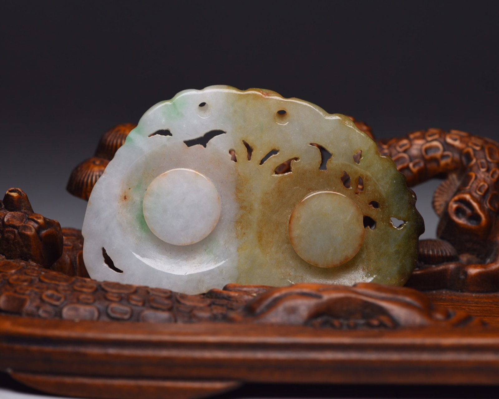 An Exquisite Jadeite Figure Pattern Pendant - 2