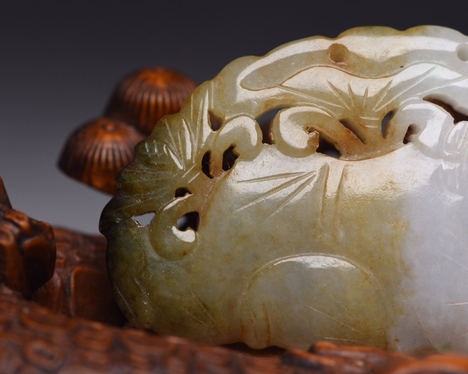 An Exquisite Jadeite Figure Pattern Pendant - 4