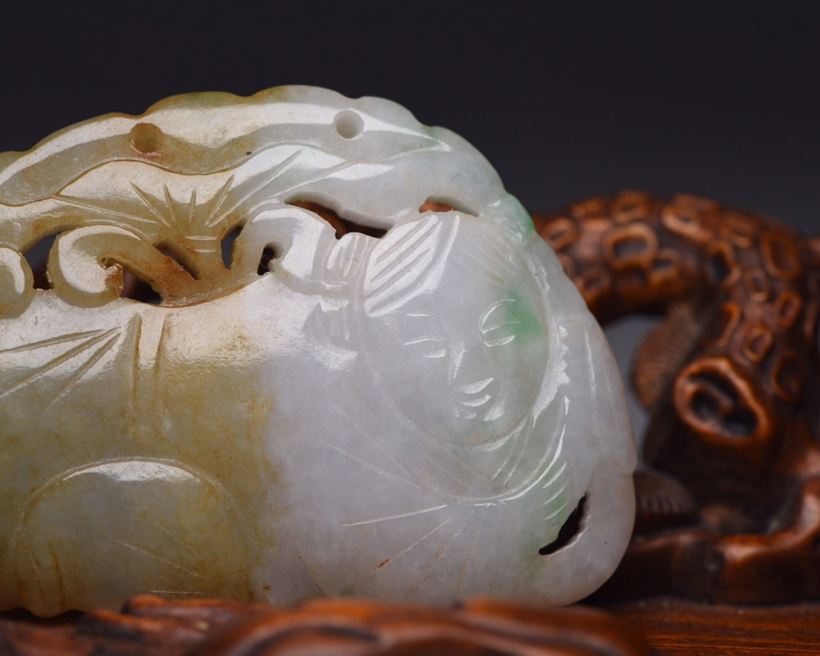 An Exquisite Jadeite Figure Pattern Pendant - 5