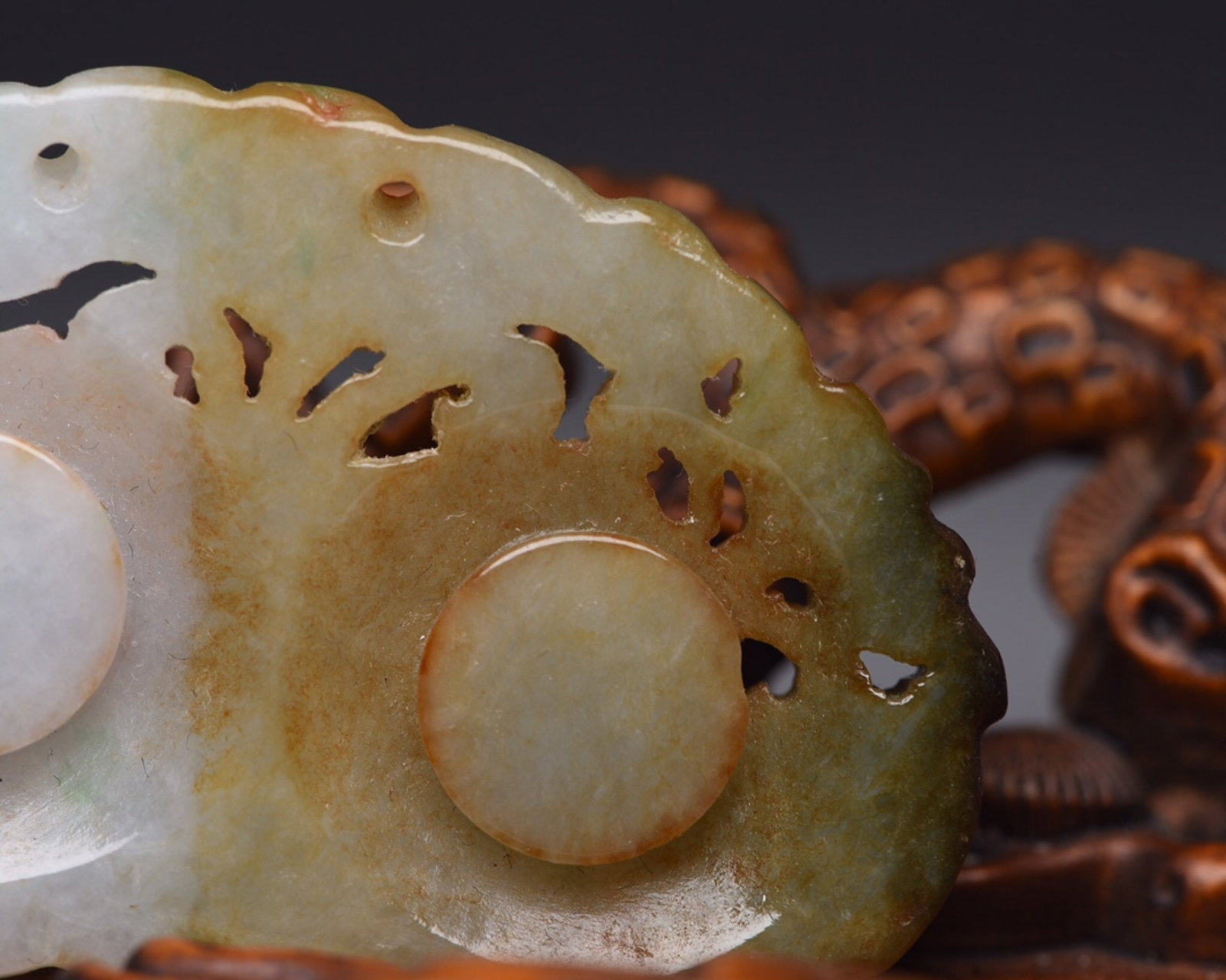 An Exquisite Jadeite Figure Pattern Pendant - 6