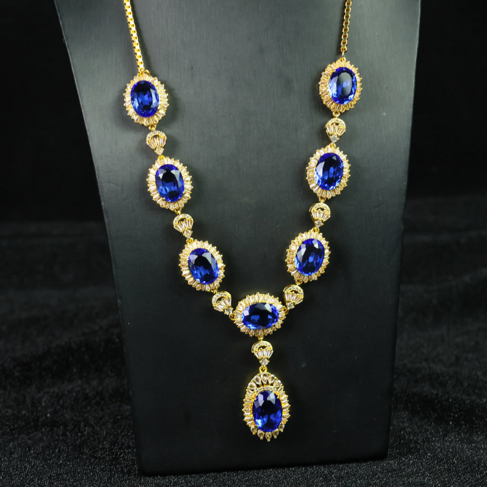 A Set of Fine Jewelry: A Set of Fine Jewelry 一套精美的首饰