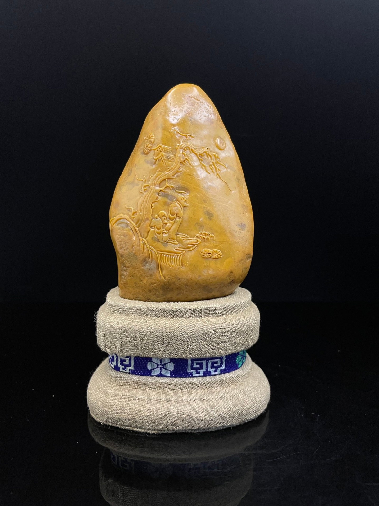 An Exquisite Shoushan Stone Character and Story Pattern Ornament,With Base: An Exquisite Shoushan Stone Character and Story Pattern Ornament,With Base,Qing Dynasty,China,Size:2.3inx1.3inx3.9in,Weight:251g 寿山石人物故事纹摆